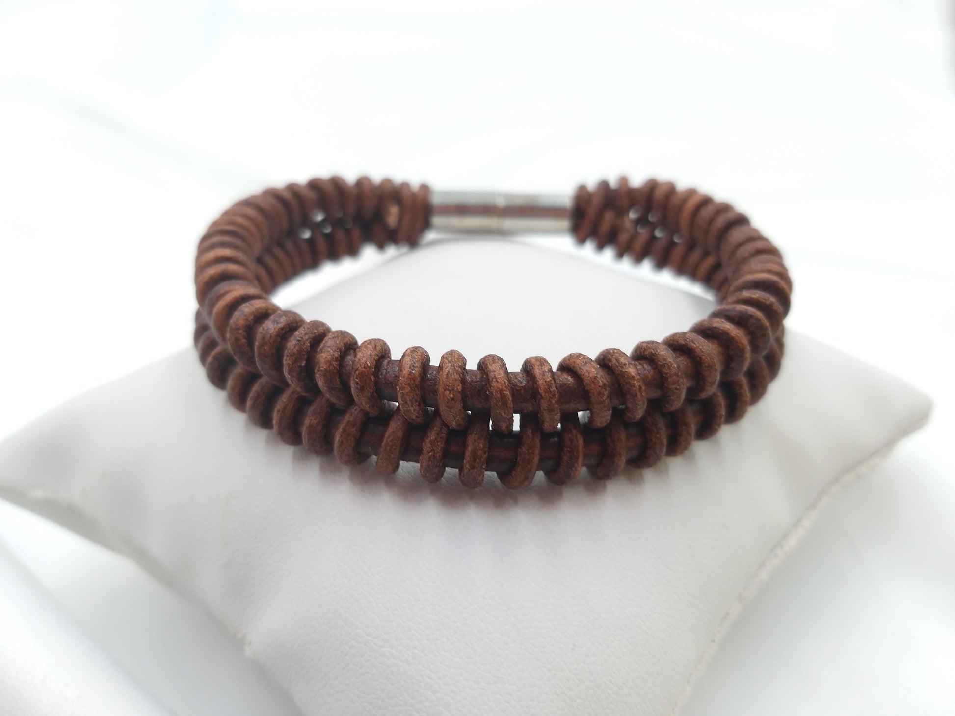 Ανδρικό χειροποίητο δερμάτινο βραχιόλι σε καφέ γήινο τόνο με μεταλλικό κούμπωμα