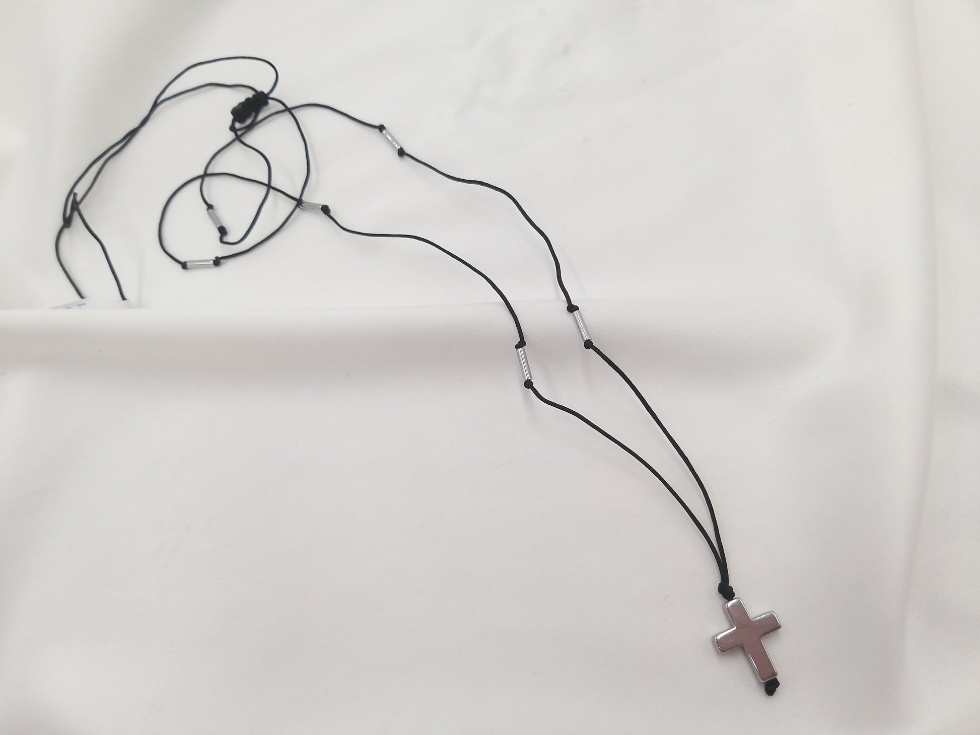 Ανδρικό κολιέ με ασημί σταυρό αιματίτη minimal σχέδιο