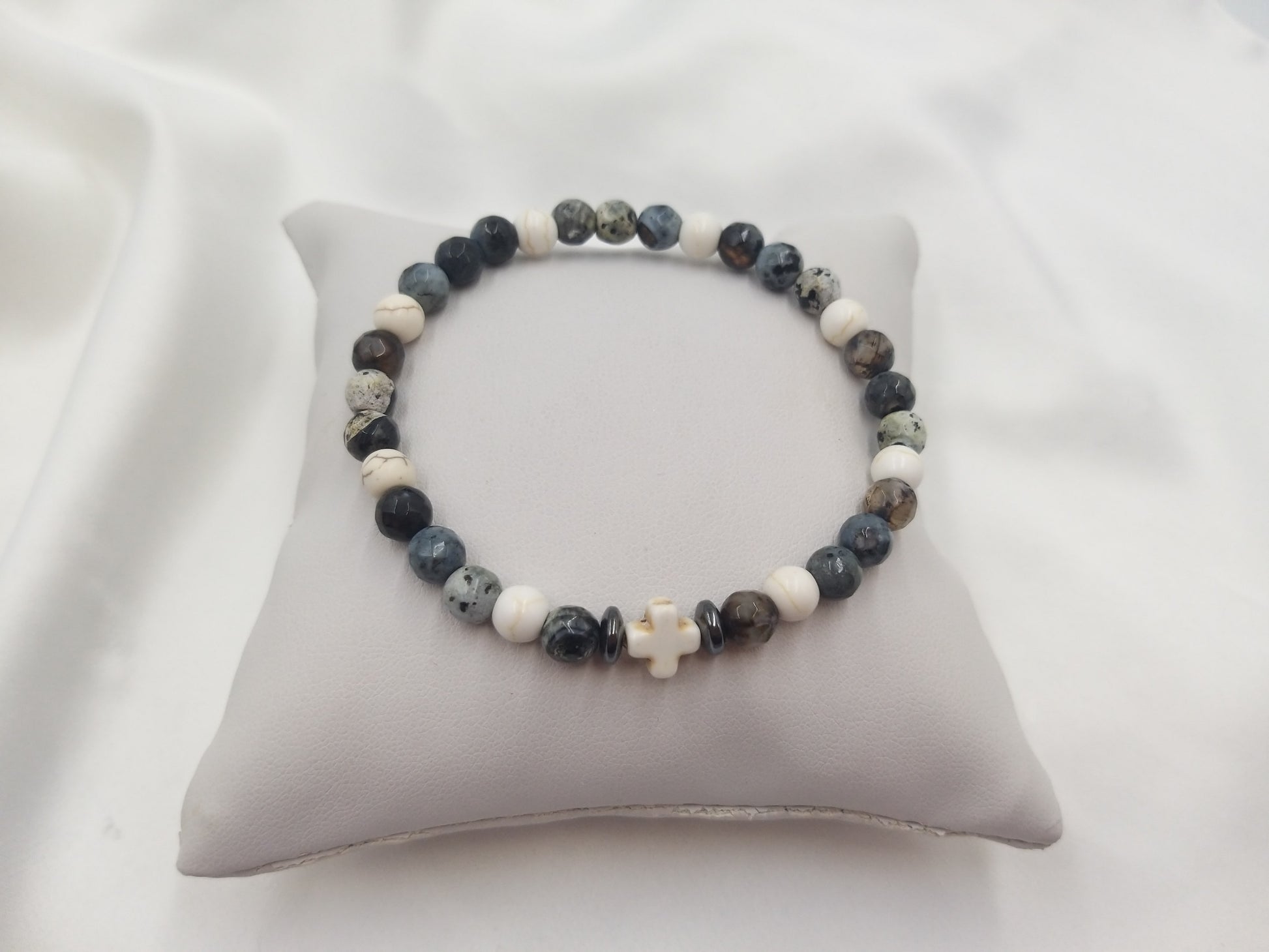 Χειροποίητο ανδρικό βραχιόλι με φυσικές πέτρες σε γήινες αποχρώσεις και σταυρό, minimal θρησκευτικό κόσμημα από το euhandmade