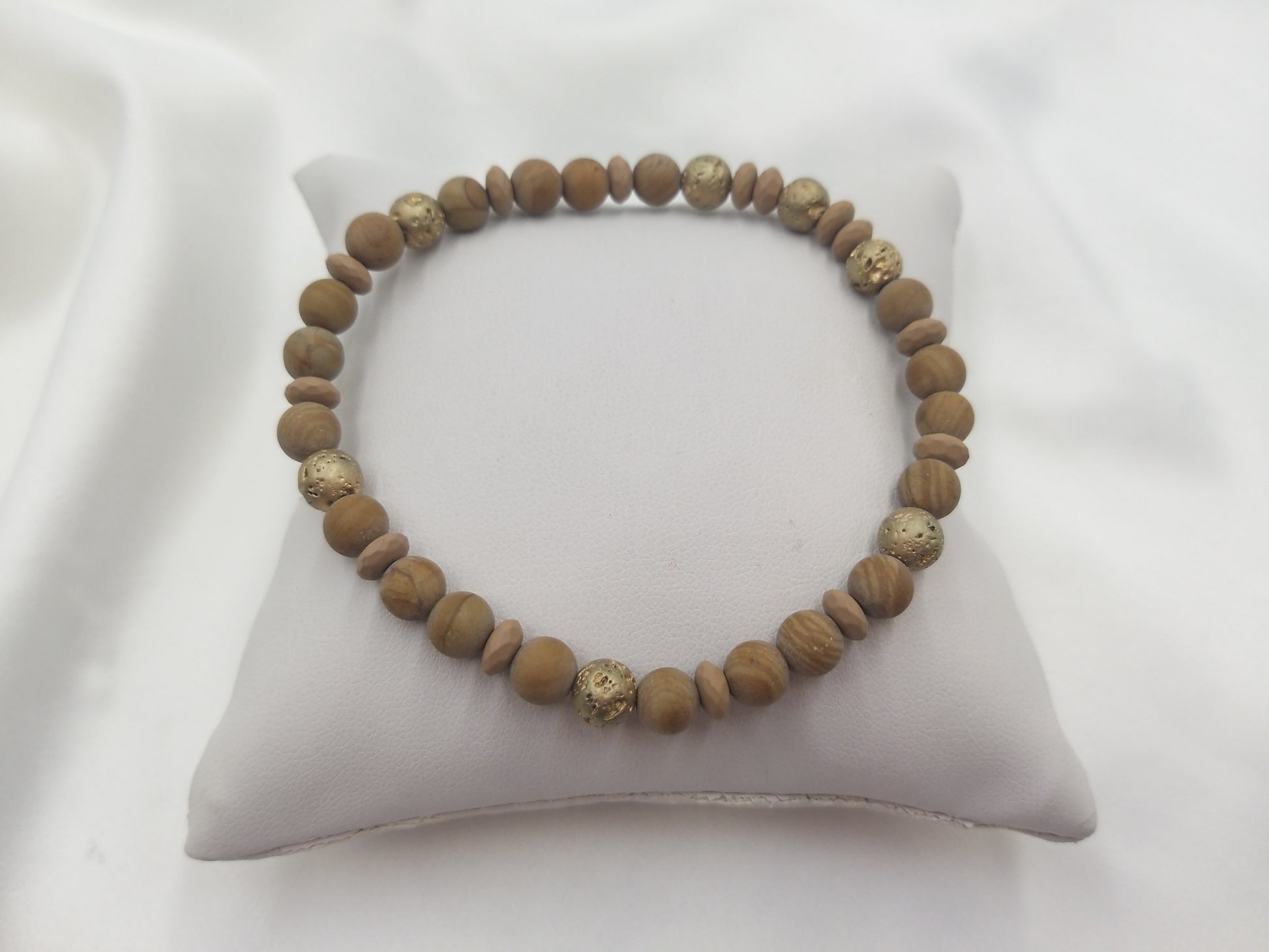 Χειροποίητο ανδρικό βραχιόλι από καφέ νεφρίτη με εφέ ξύλου και χρυσές λεπτομέρειες σε minimal σχεδιασμό από το euhandmade