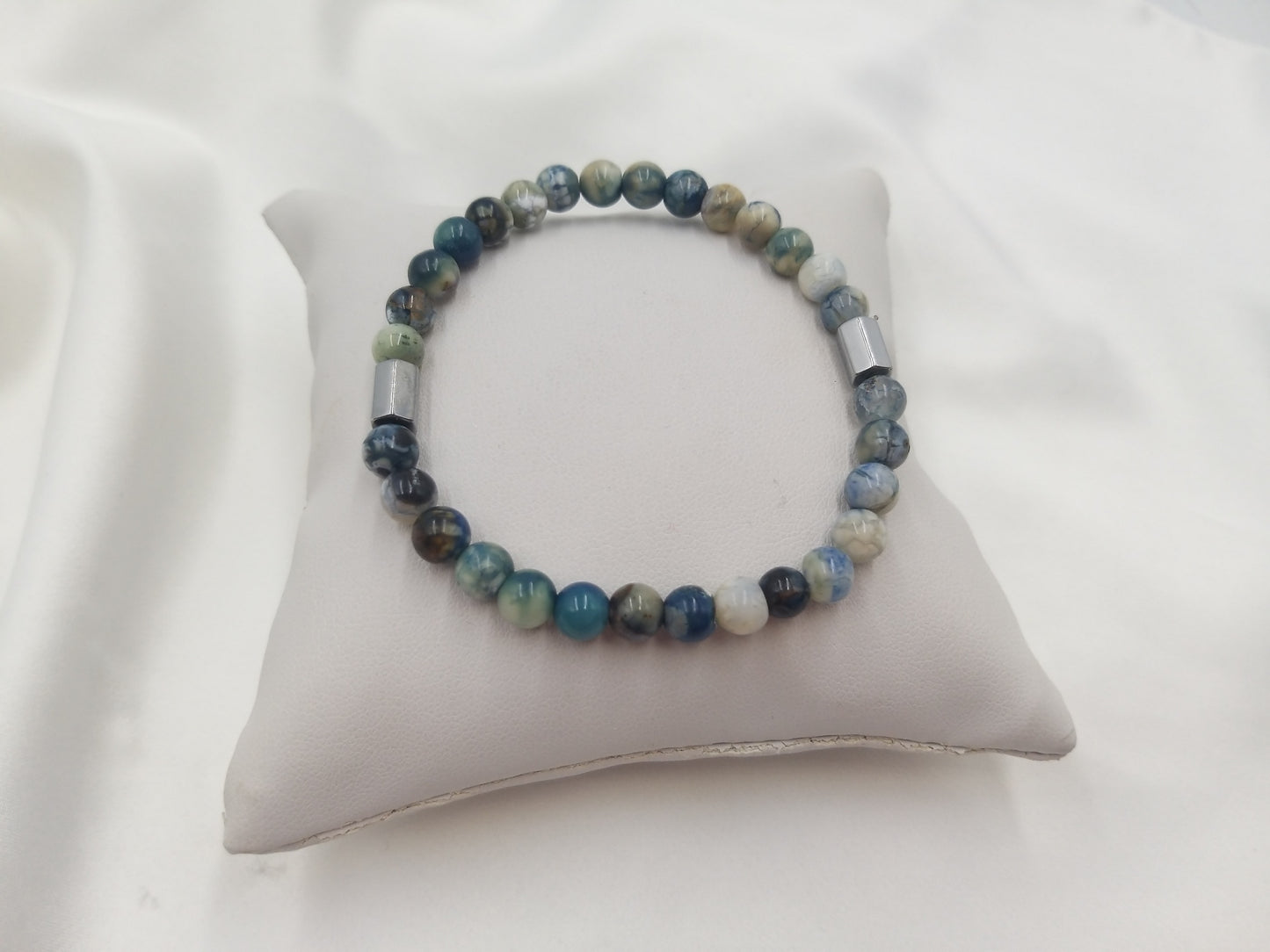 Χειροποίητο ανδρικό βραχιόλι με μπλε αχάτη σε φυσικές αποχρώσεις και μεταλλικές λεπτομέρειες από το euhandmade