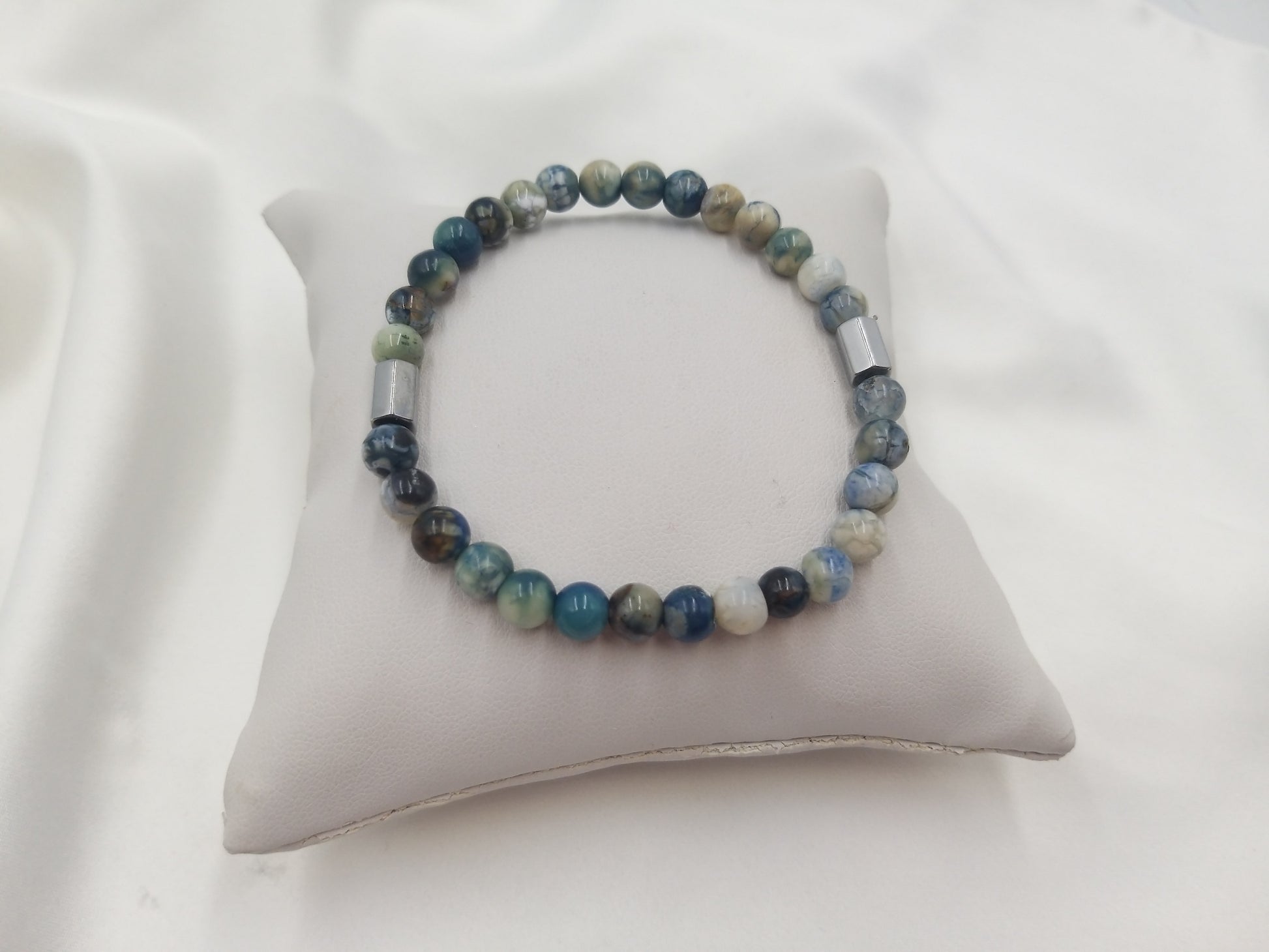 Χειροποίητο ανδρικό βραχιόλι με μπλε αχάτη σε φυσικές αποχρώσεις και μεταλλικές λεπτομέρειες από το euhandmade