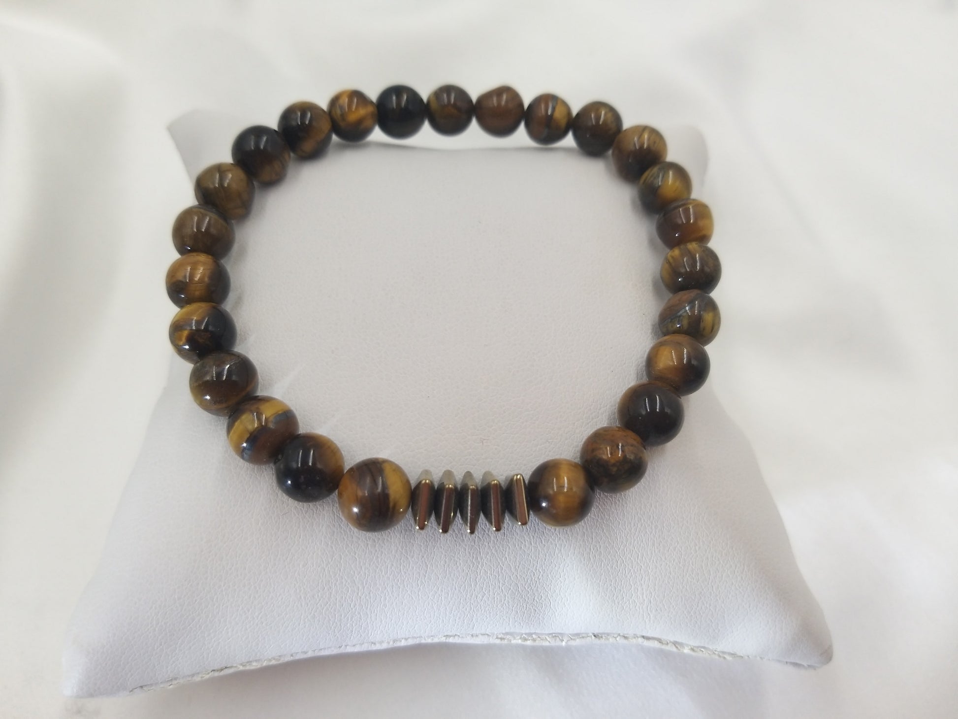 Χειροποίητο ανδρικό βραχιόλι με τίγρης μάτι 8mm και αιματίτη σε minimal σχεδιασμό από το euhandmade