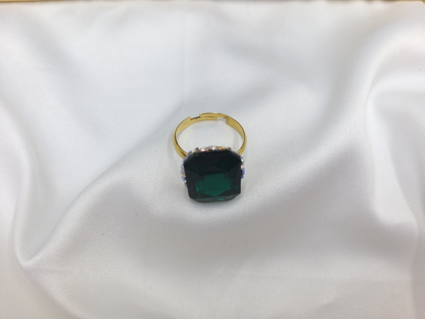 Ανοιγόμενο δαχτυλίδι με σμαραγδί κρύσταλλο και χρυσή βάση από το euhandmade