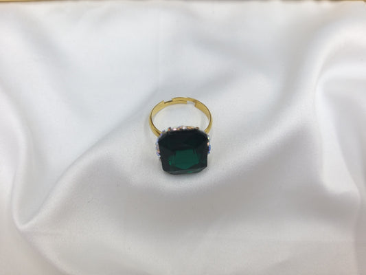 Ανοιγόμενο δαχτυλίδι με σμαραγδί κρύσταλλο και χρυσή βάση από το euhandmade