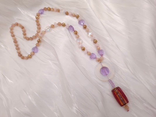 Χειροποίητο μακρύ boho κολιέ euhandmade με κρίκο φεγγαρόπετρας, λιλά κρύσταλλα σε σχήμα καρδιάς, αχάτη, χρυσή λάβα και στοιχείο Murano
