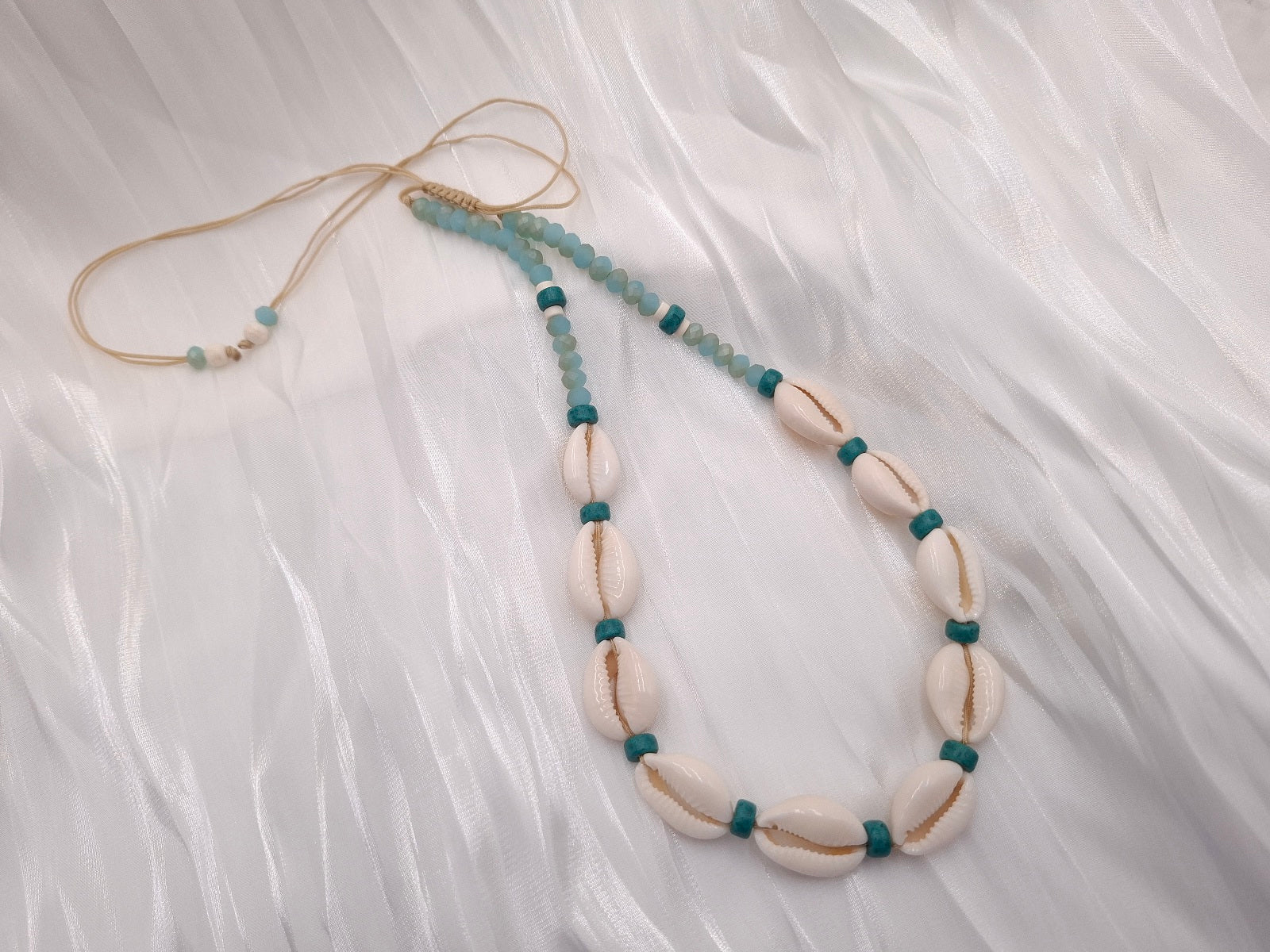 Χειροποίητο boho κολιέ με φυσικά κοχύλια, βεραμάν κρυστάλλους και μακραμέ κλείσιμο από το euhandmade