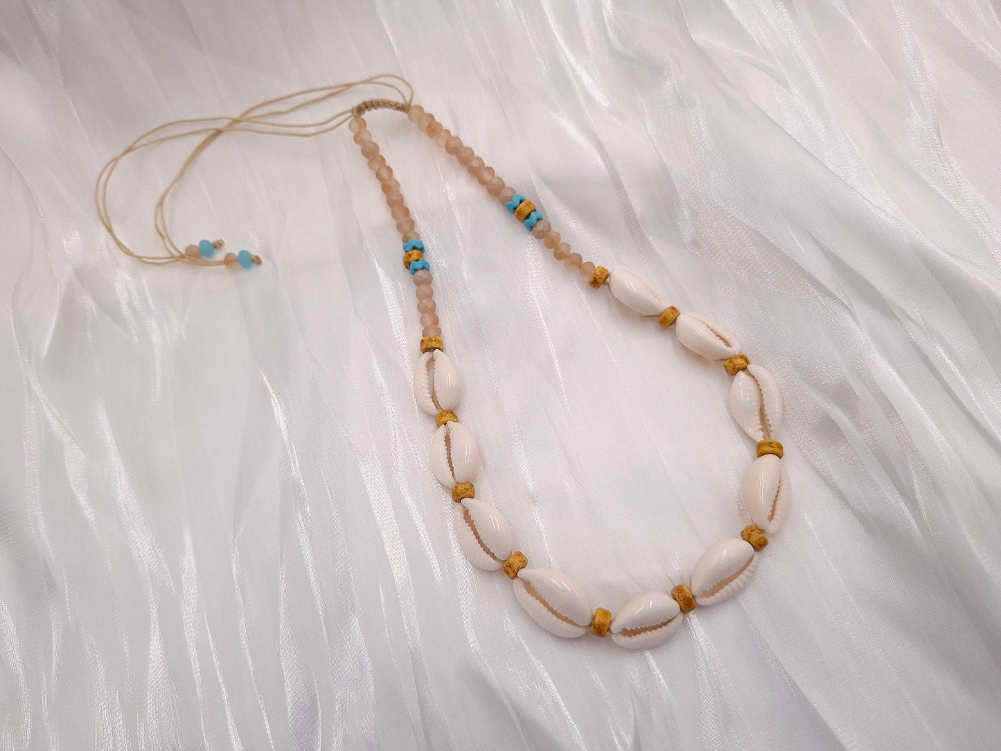 Χειροποίητο boho κολιέ με φυσικά κοχύλια, κίτρινους κρυστάλλους και μακραμέ κλείσιμο από το euhandmade