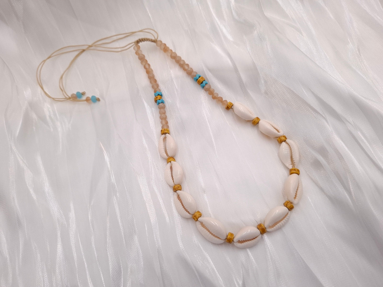 Χειροποίητο boho κολιέ με φυσικά κοχύλια, κίτρινους κρυστάλλους και μακραμέ κλείσιμο από το euhandmade