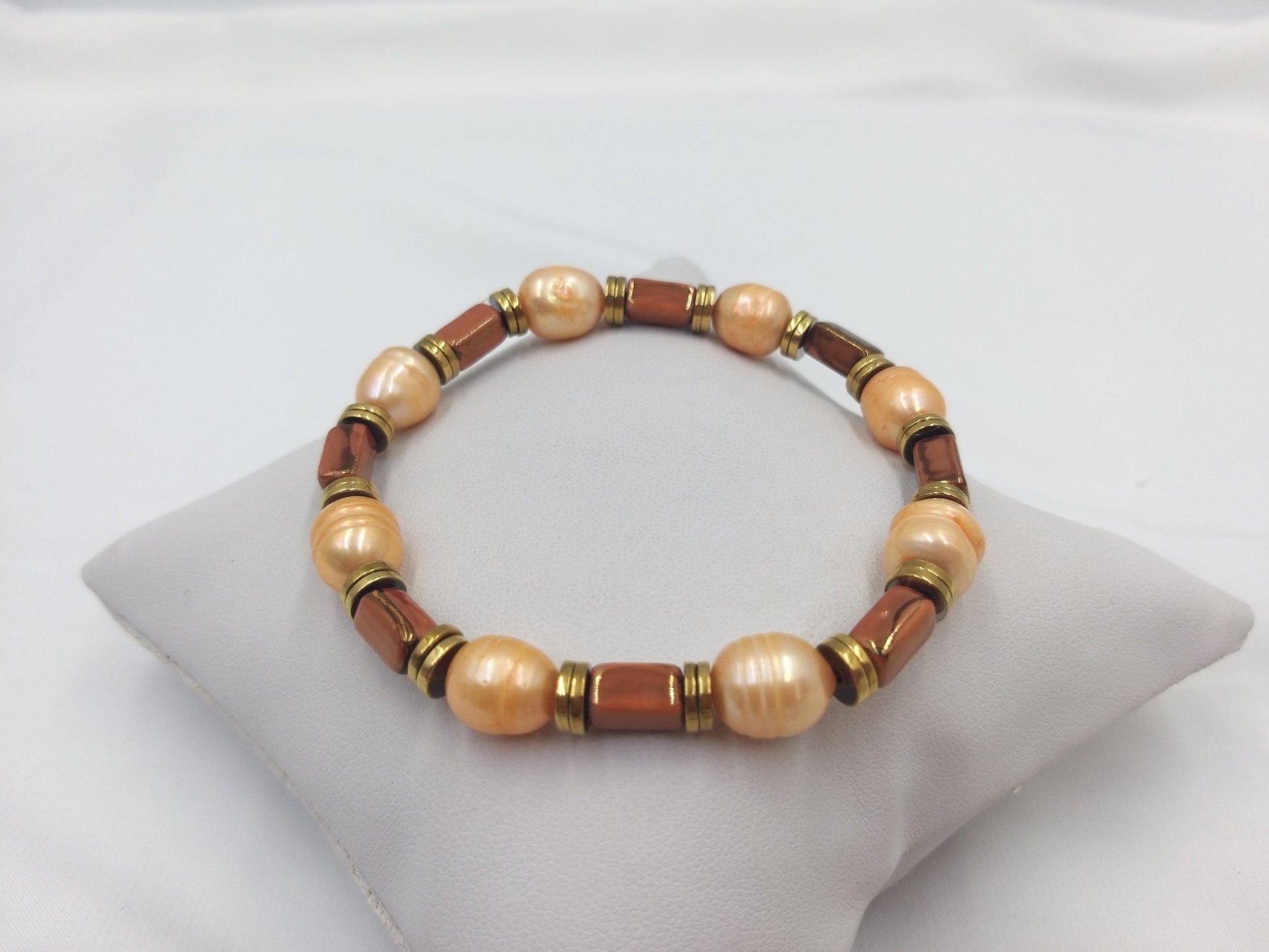Χειροποίητο βραχιόλι με καφέ κεραμικές χάντρες και χρυσές λεπτομέρειες