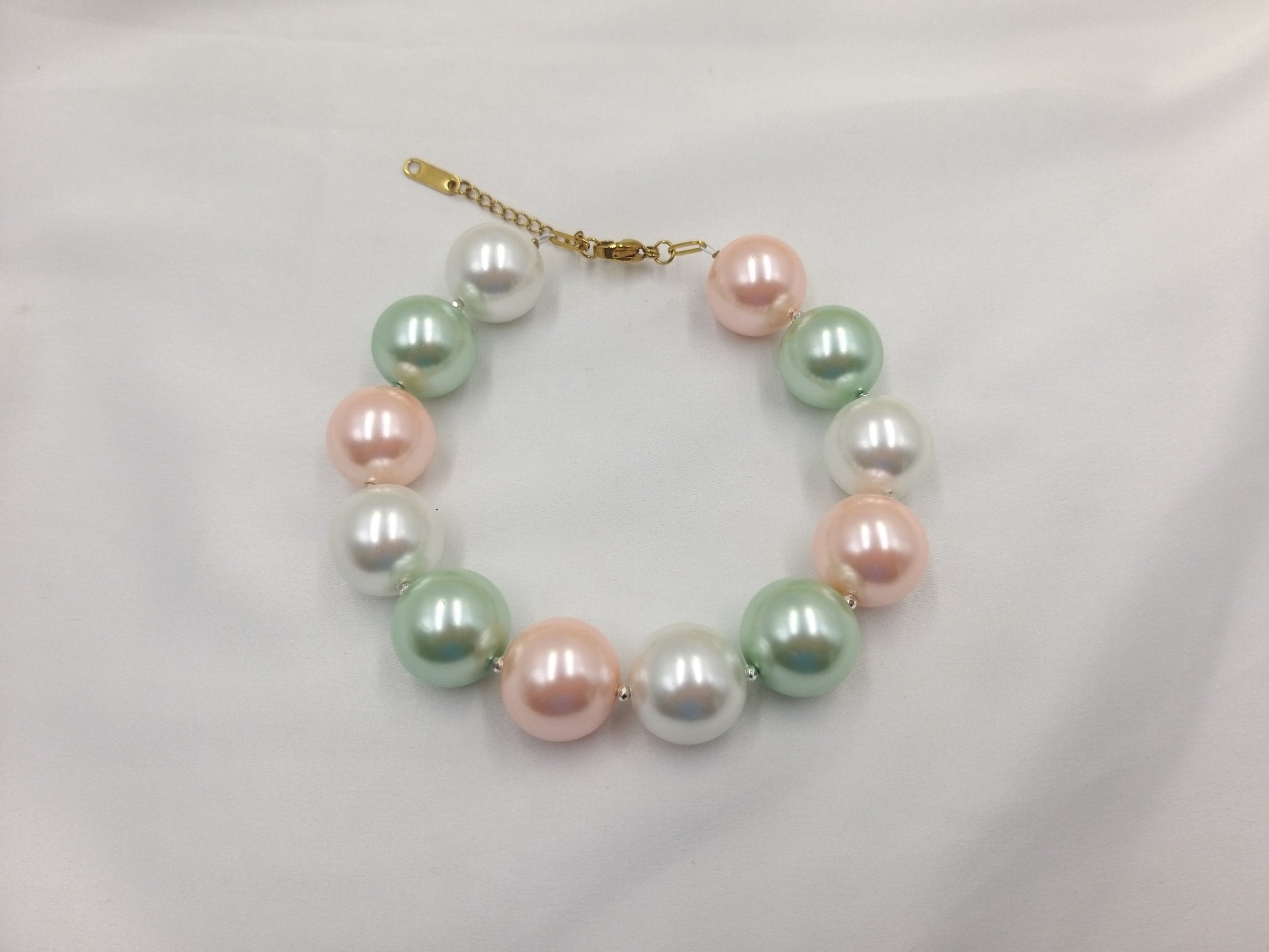 Χειροποίητο βραχιόλι με πέρλες σε παστέλ αποχρώσεις από τη συλλογή Whispering Pearls της euhandmade