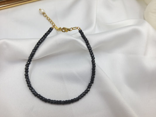 Χειροποίητο βραχιόλι minimal με ημιπολύτιμες χάντρες ζιργκόν σε βαθύ μπλε, φωτογραφημένο πάνω σε λευκό φόντο