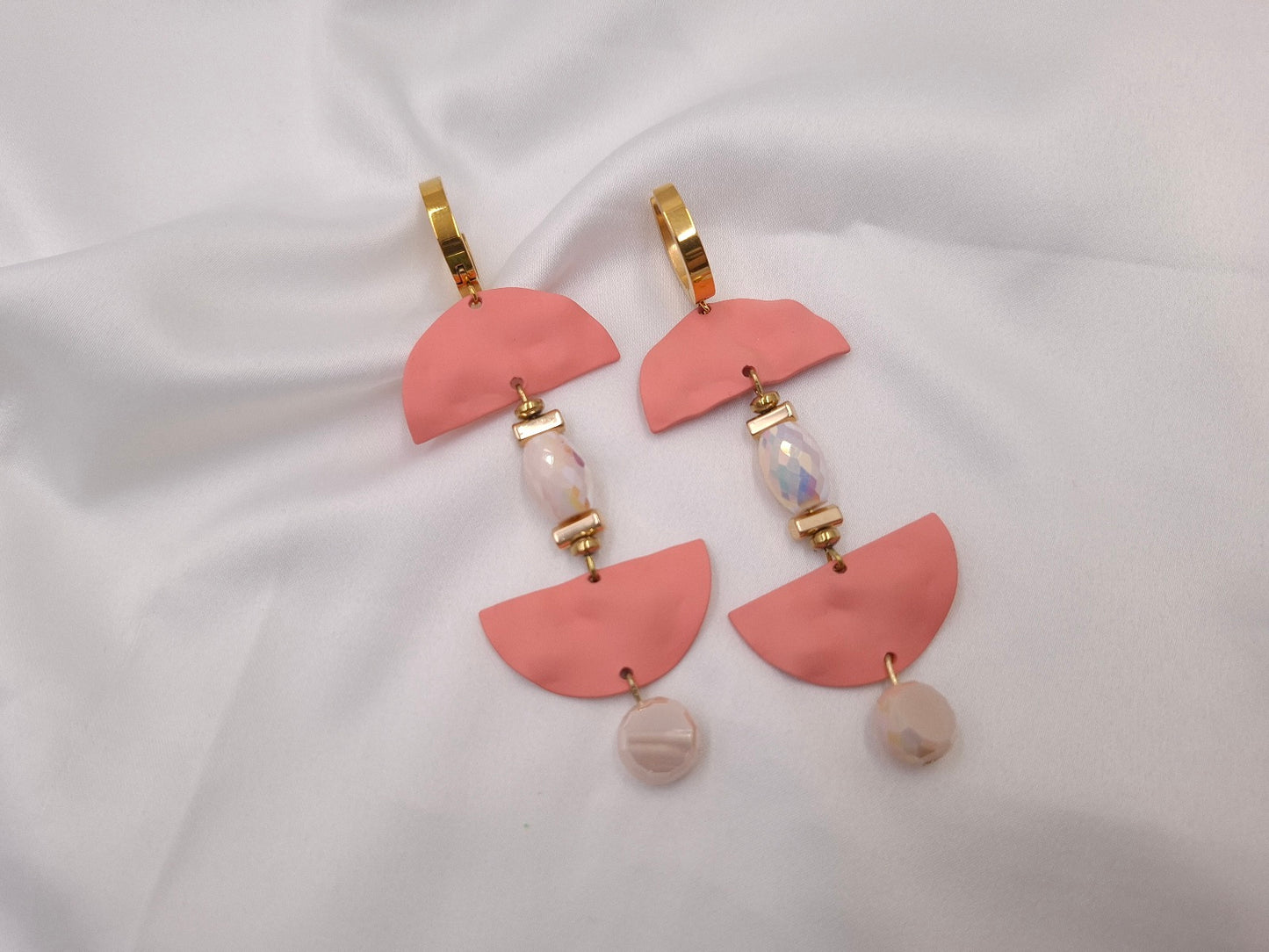 Χειροποίητα γεωμετρικά σκουλαρίκια Coral Blush σε κοραλί απόχρωση με κρύσταλλα από το euhandmade.