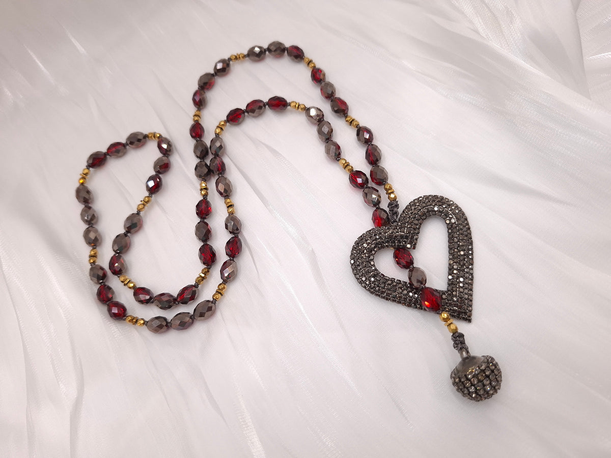 Χειροποίητο ανοιχτό κολιέ γραβάτα Crimson Heart με μπορντό κρύσταλλα, χρυσαφί αιματίτη και μεγάλη διακοσμητική καρδιά – euhandmade