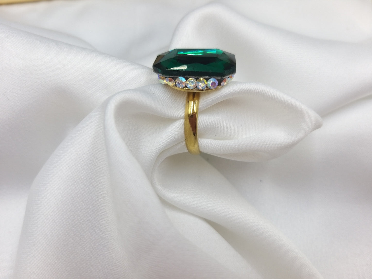 Πλαϊνή όψη ανοιγόμενου δαχτυλιδιού με σμαραγδί κρύσταλλο
