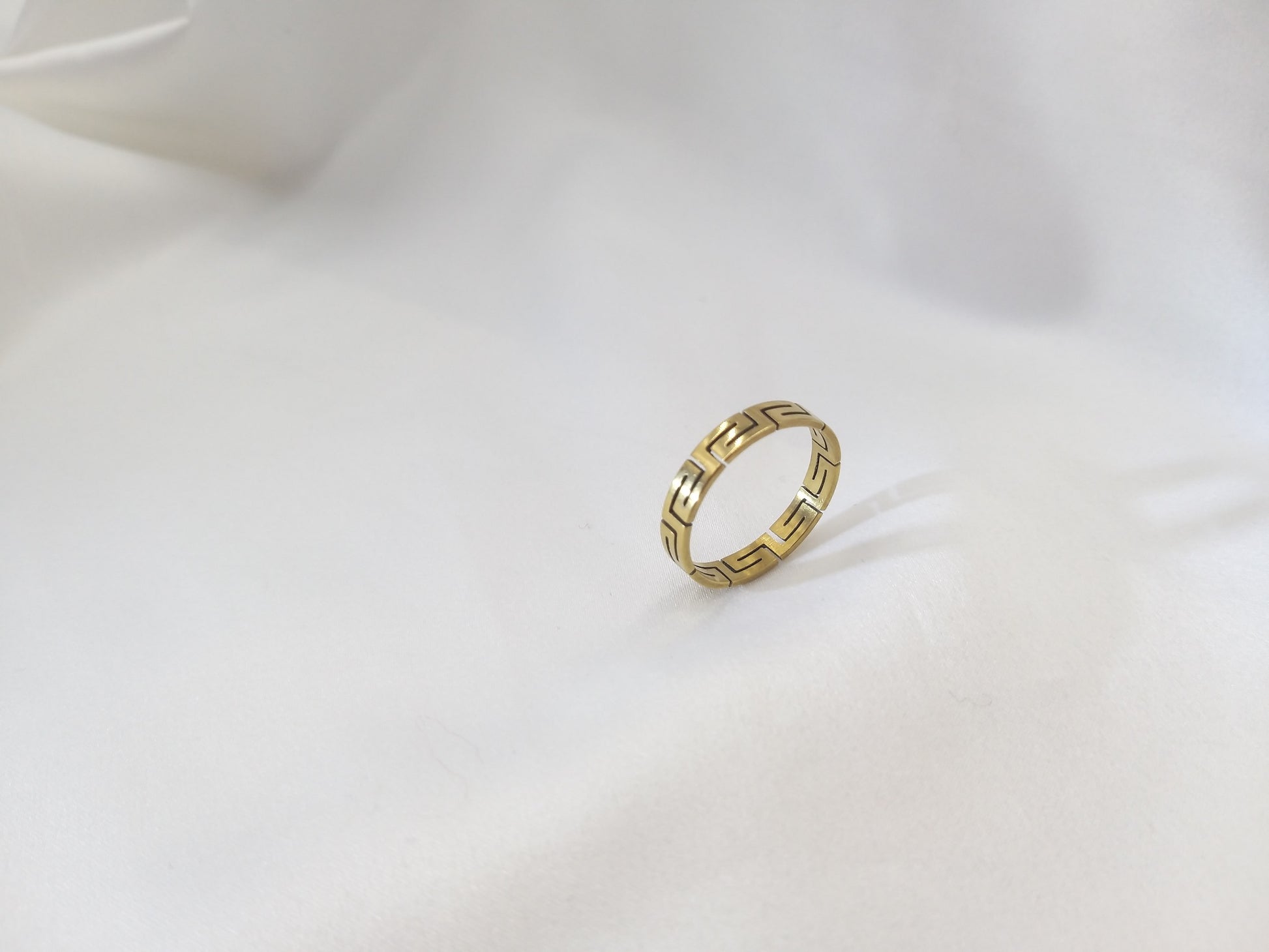 Ανδρικό ατσάλινο δαχτυλίδι Dragon Line σε χρυσό τόνο με γεωμετρικό μοτίβο – euhandmade