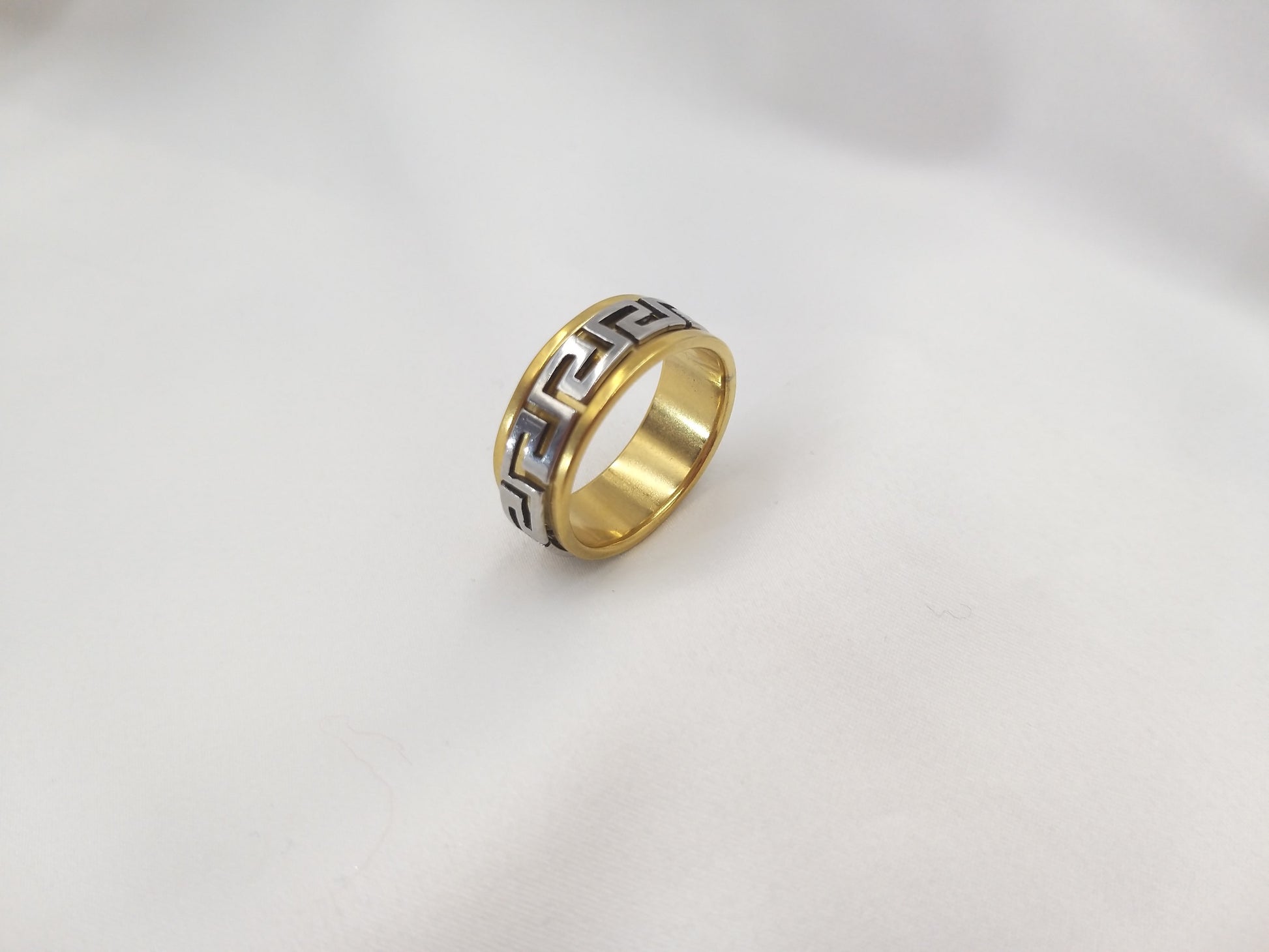 Ανδρικό ατσάλινο δαχτυλίδι Dragon Line σε χρυσό και ασημί με γεωμετρικό μοτίβο – euhandmade