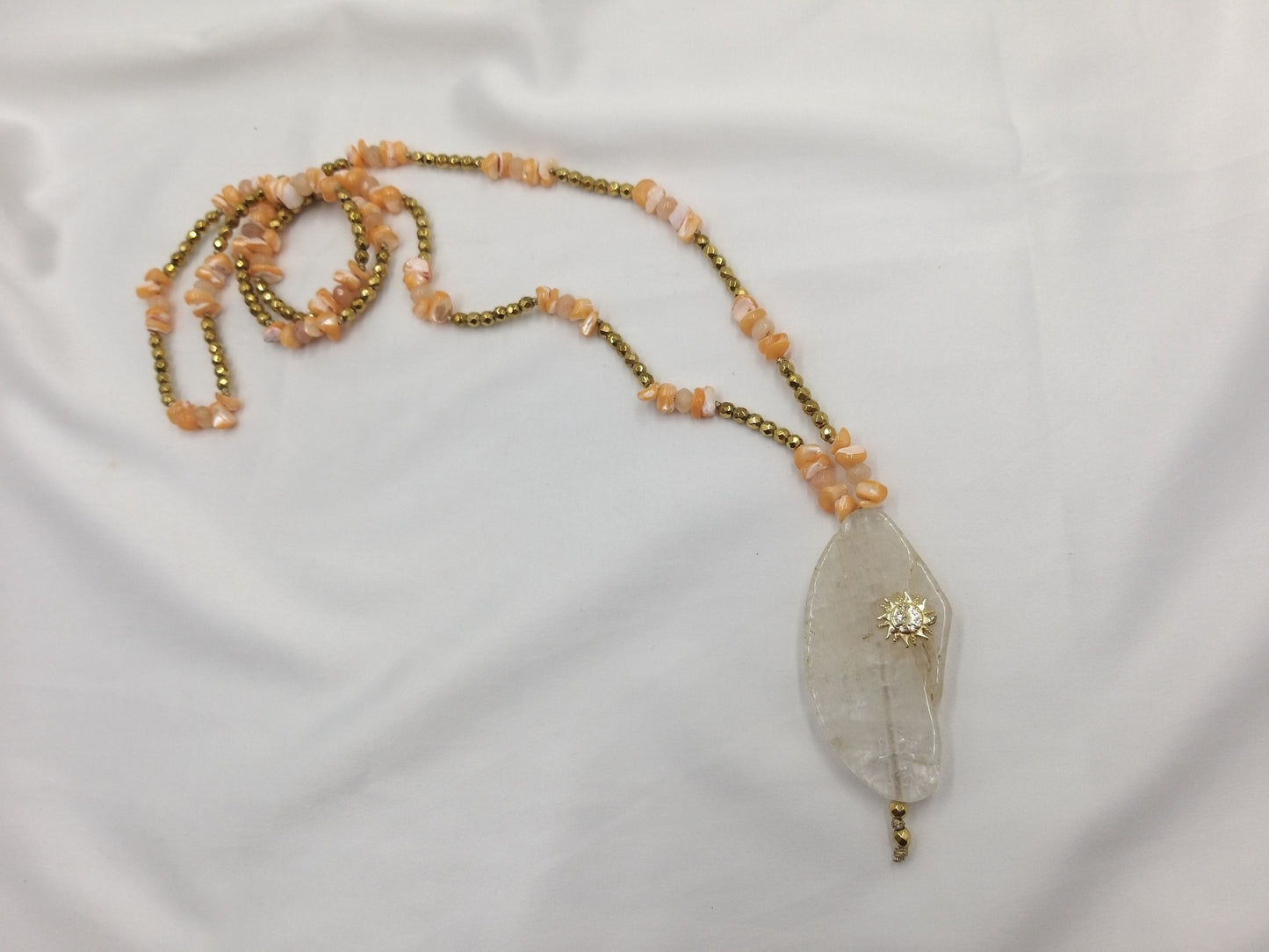 Χειροποίητο κολιέ Agate Tales με Mother of Pearl σε απαλό πορτοκαλί, ροδακινί αχάτη και επίχρυσο ήλιο με ζιργκόν