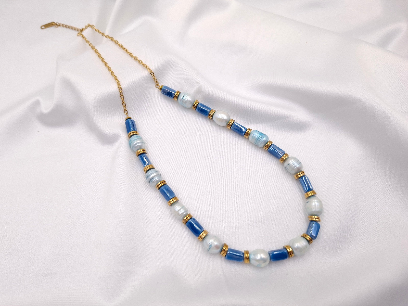 Χειροποίητο κολιέ Blue Elegance με μπλε και τιρκουάζ χάντρες, πέρλες και χρυσές λεπτομέρειες