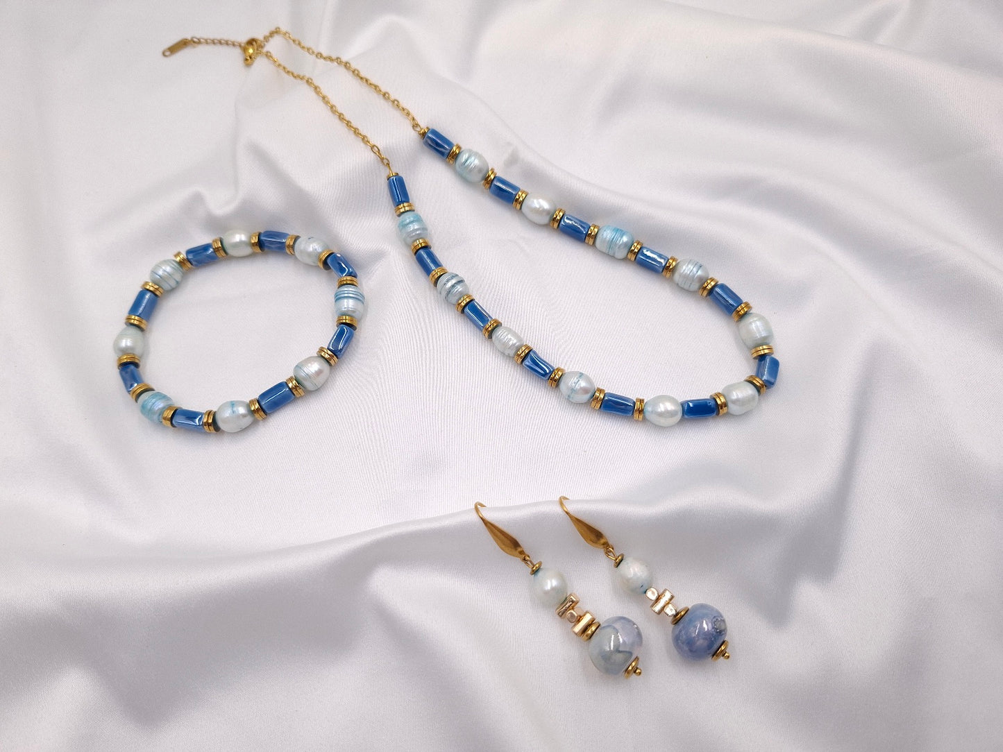 Χειροποίητο σετ κοσμημάτων Blue Elegance με κολιέ, βραχιόλι και σκουλαρίκια, μπλε χάντρες, πέρλες και χρυσές λεπτομέρειες