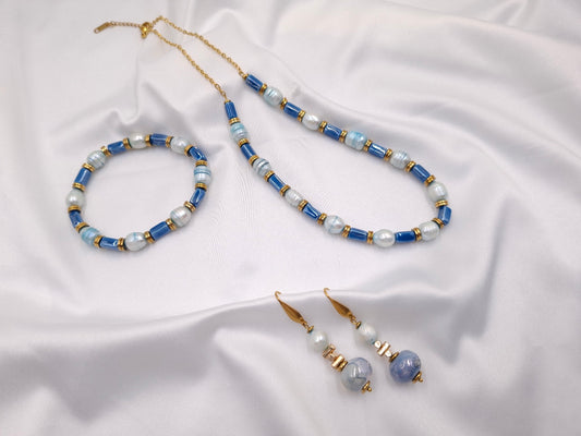 Χειροποίητο σετ κοσμημάτων Blue Elegance με κολιέ, βραχιόλι και σκουλαρίκια, μπλε χάντρες, πέρλες και χρυσές λεπτομέρειες