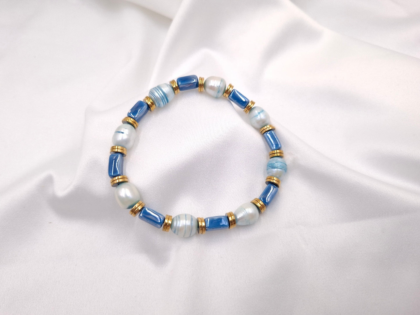 Χειροποίητο βραχιόλι Blue Elegance με μπλε και τιρκουάζ χάντρες, πέρλες και χρυσές λεπτομέρειες