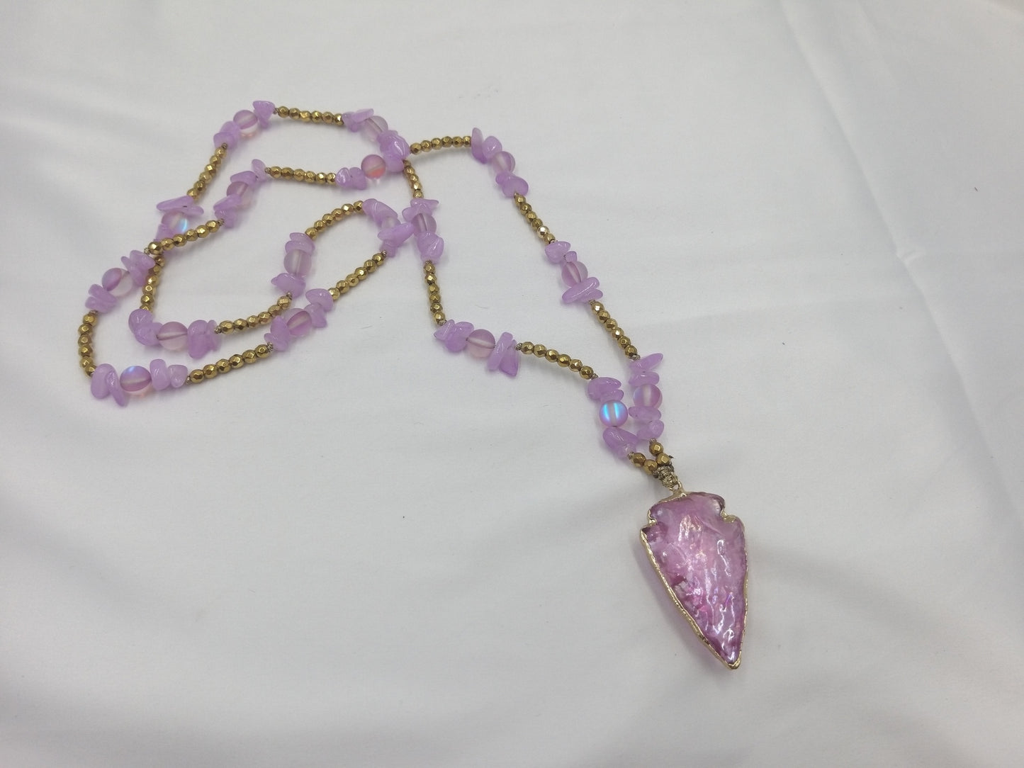 Χειροποίητο Crystal Arrows ροζάριο Lavender Moon με μοβ χαλαζία σε σχήμα βέλους και ιριδίζουσες χάντρες