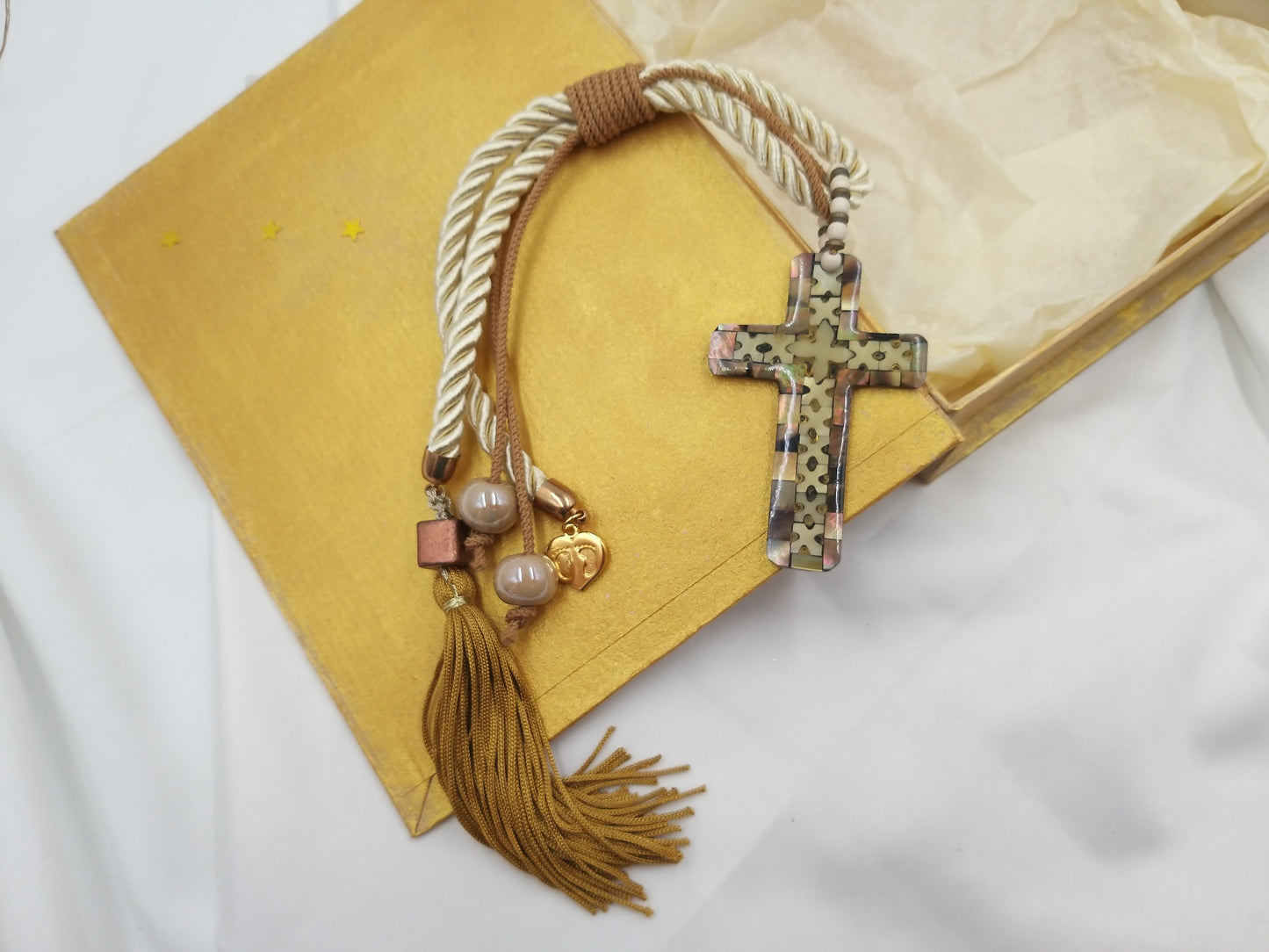 Κοντινό του σταυρού από φίλντισι και των λεπτομερειών του χειροποίητου γουριού – euhandmade