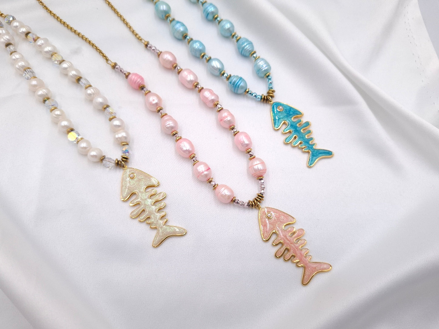 Χειροποίητα Glitter Fish κολιέ με μαργαριτάρια σε λευκό, ροζ και γαλάζιο και ατσάλινο ψαράκι με γκλίτερ
