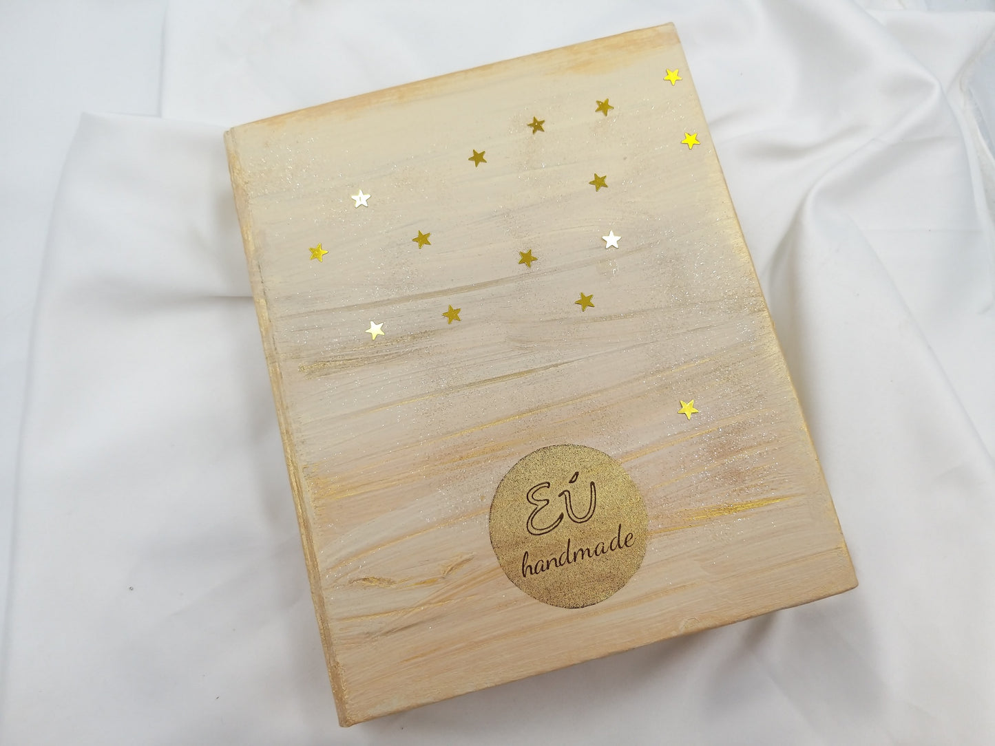 Χειροποίητο χρυσό κουτί δώρου με αστέρια και logo euhandmade