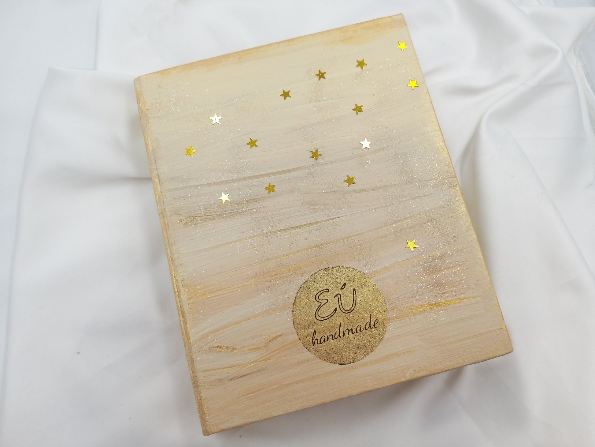 Χειροποίητο χρυσό κουτί δώρου με αστέρια και logo euhandmade