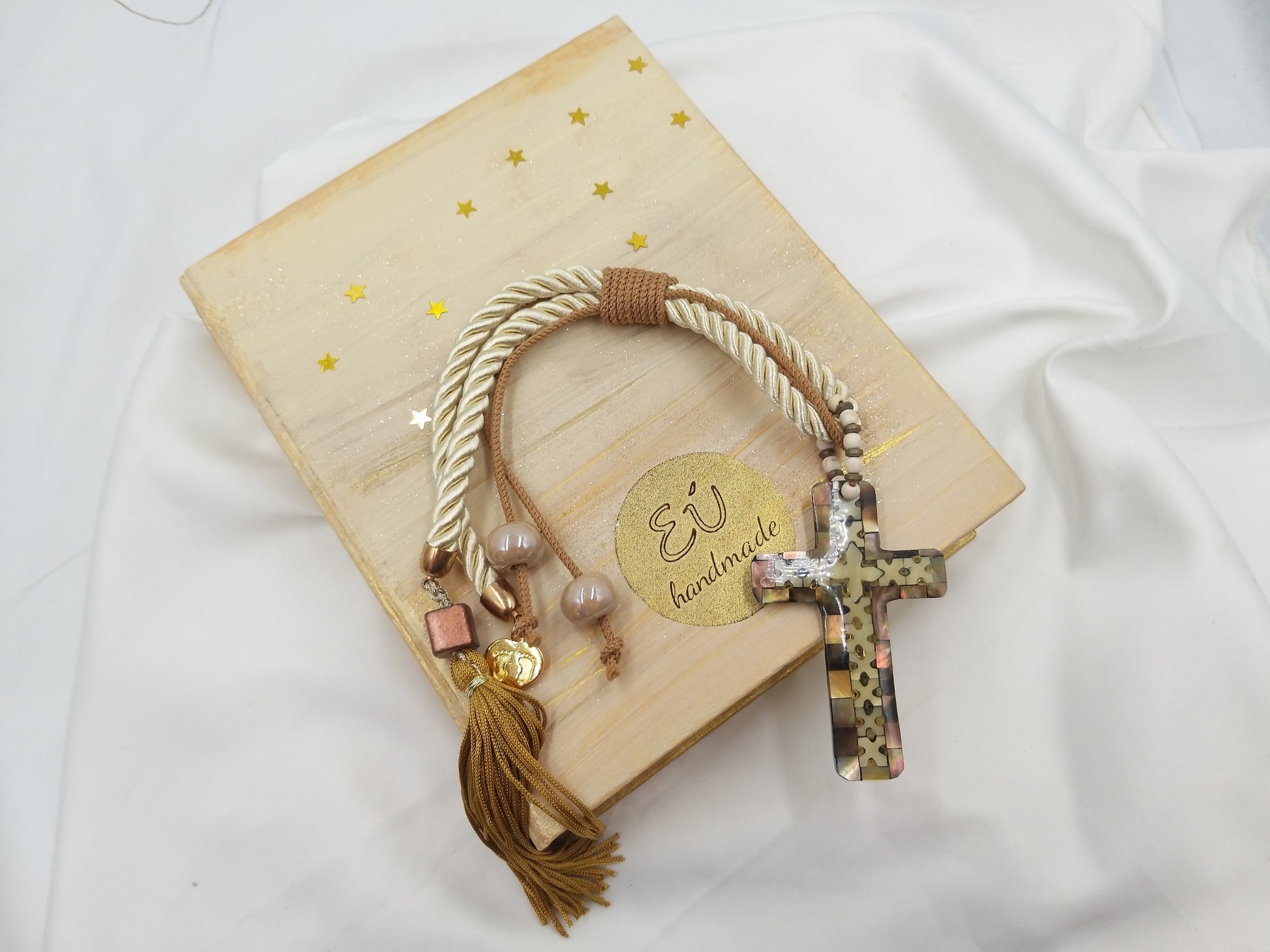 Χειροποίητο γούρι νεογέννητου με σταυρό φίλντισι τοποθετημένο πάνω στο χρυσό κουτί – euhandmade