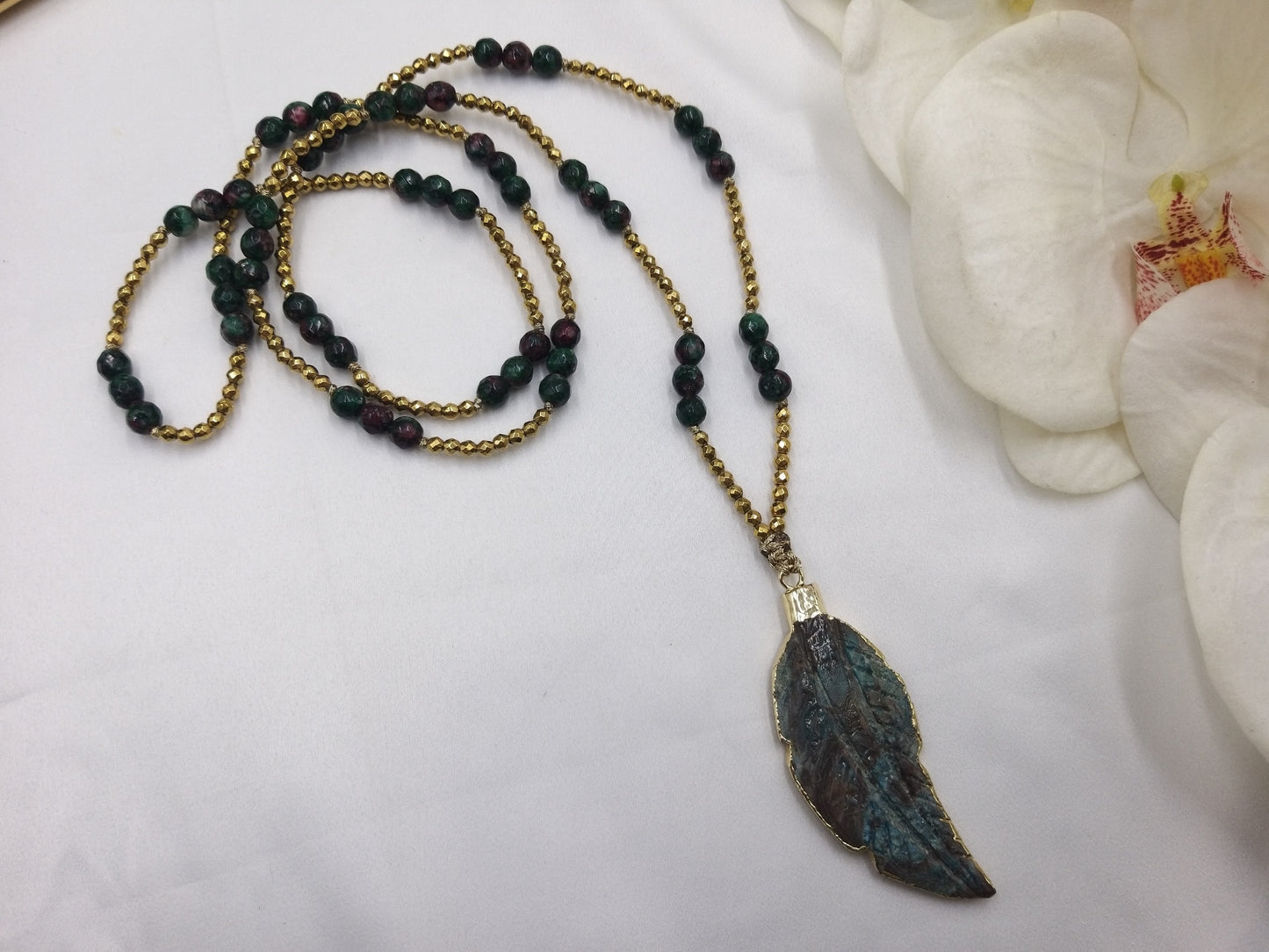 Χειροποίητο κολιέ euhandmade με πράσινο αχάτη, γήινες χάντρες και χρυσές λεπτομέρειες και boho αισθητική