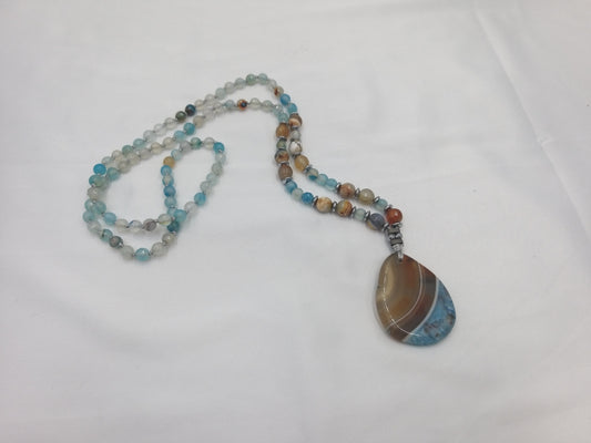 Χειροποίητο κολιέ με φυσική πέτρα αχάτη σε σχήμα δάκρυ, δεμένο με ημιπολύτιμες πέτρες σε μπλε και γήινες αποχρώσεις