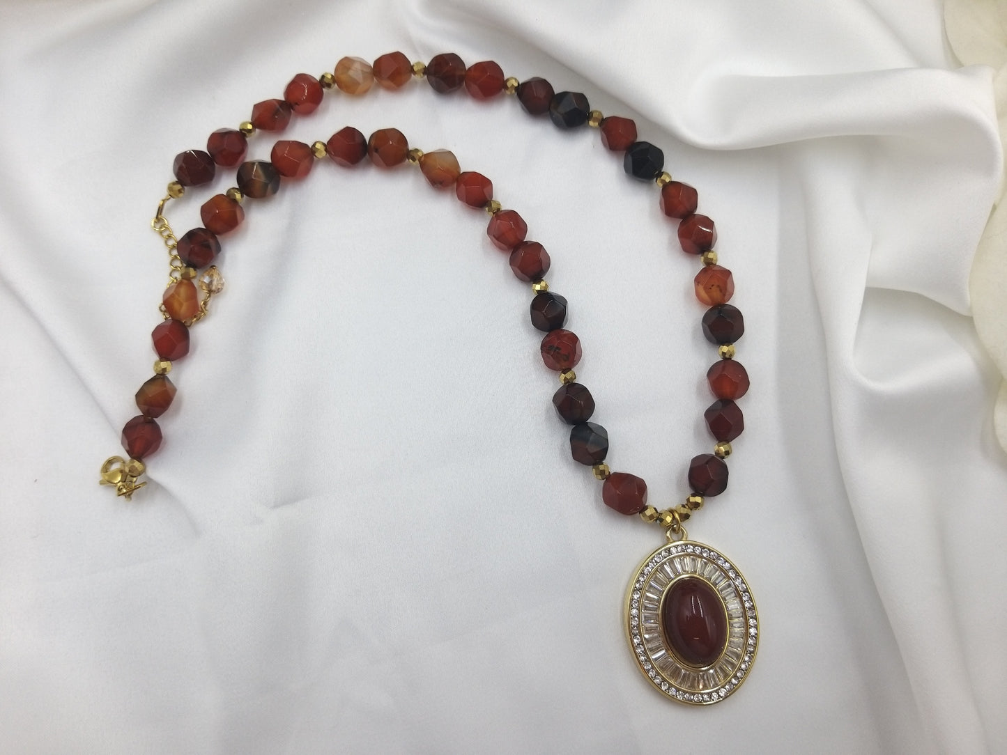 Κοντό κολιέ euhandmade με πολυγωνικές πέτρες κορνεόλης και χρυσές λεπτομέρειες