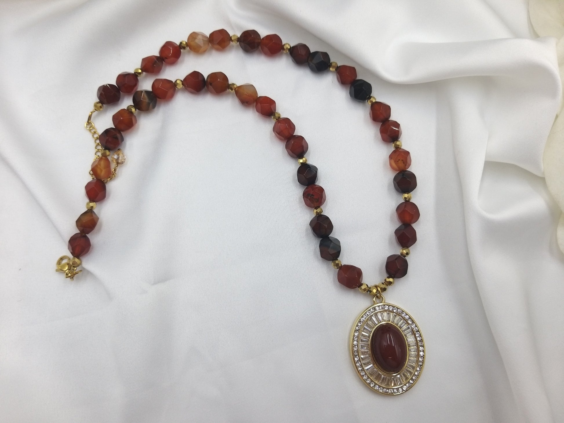 Κοντό κολιέ euhandmade με πολυγωνικές πέτρες κορνεόλης και χρυσές λεπτομέρειες