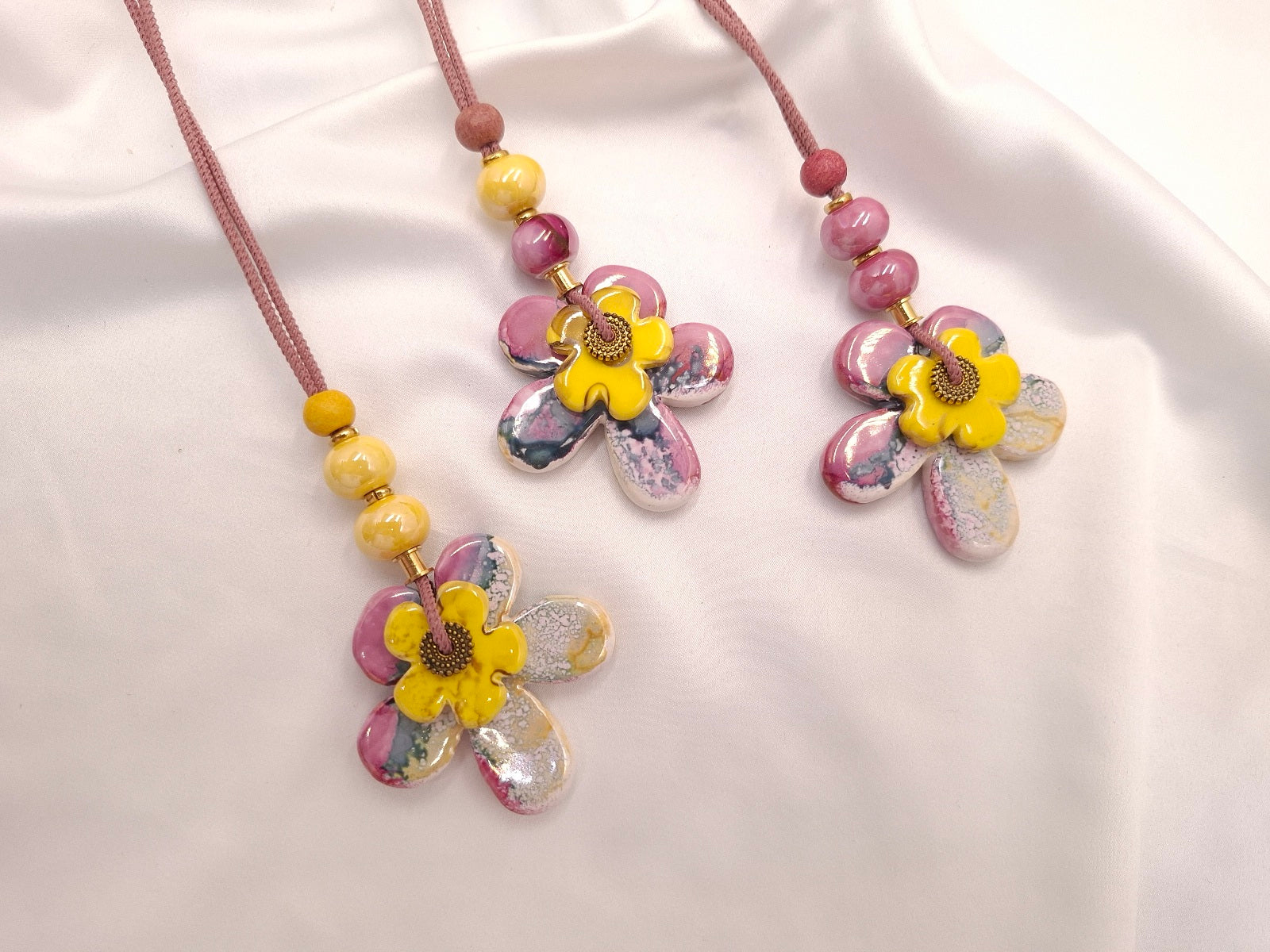 Χειροποίητα κεραμικά κολιέ Lemon Bliss, Pink Pop και Sunset Bloom από τη συλλογή Λουλούδια του Καλοκαιριού