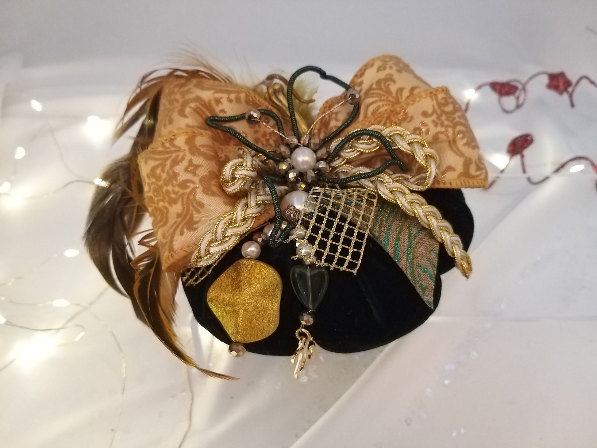 Μικρή βελούδινη κολοκύθα γούρι 2026 σε forest green με χρυσές λεπτομέρειες, χειροποίητο διακοσμητικό euhandmade