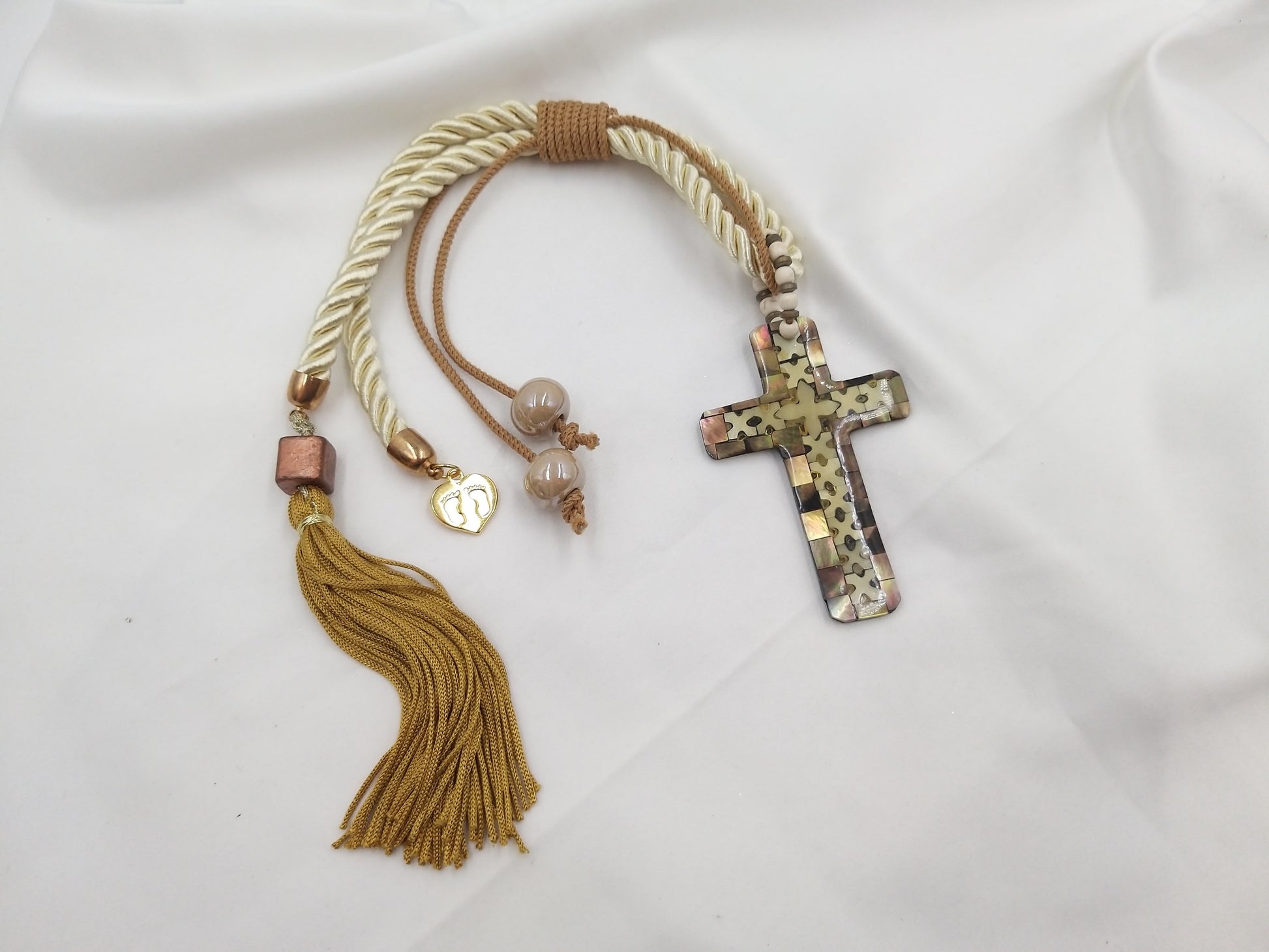 Γούρι νεογέννητου με σταυρό από φίλντισι, κορδόνια και χρυσή φούντα – euhandmade