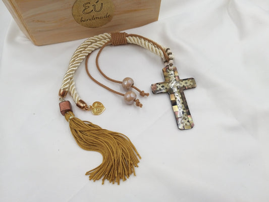 Γούρι νεογέννητου με σταυρό από φίλντισι δίπλα σε χειροποίητο χρυσό κουτί – euhandmade