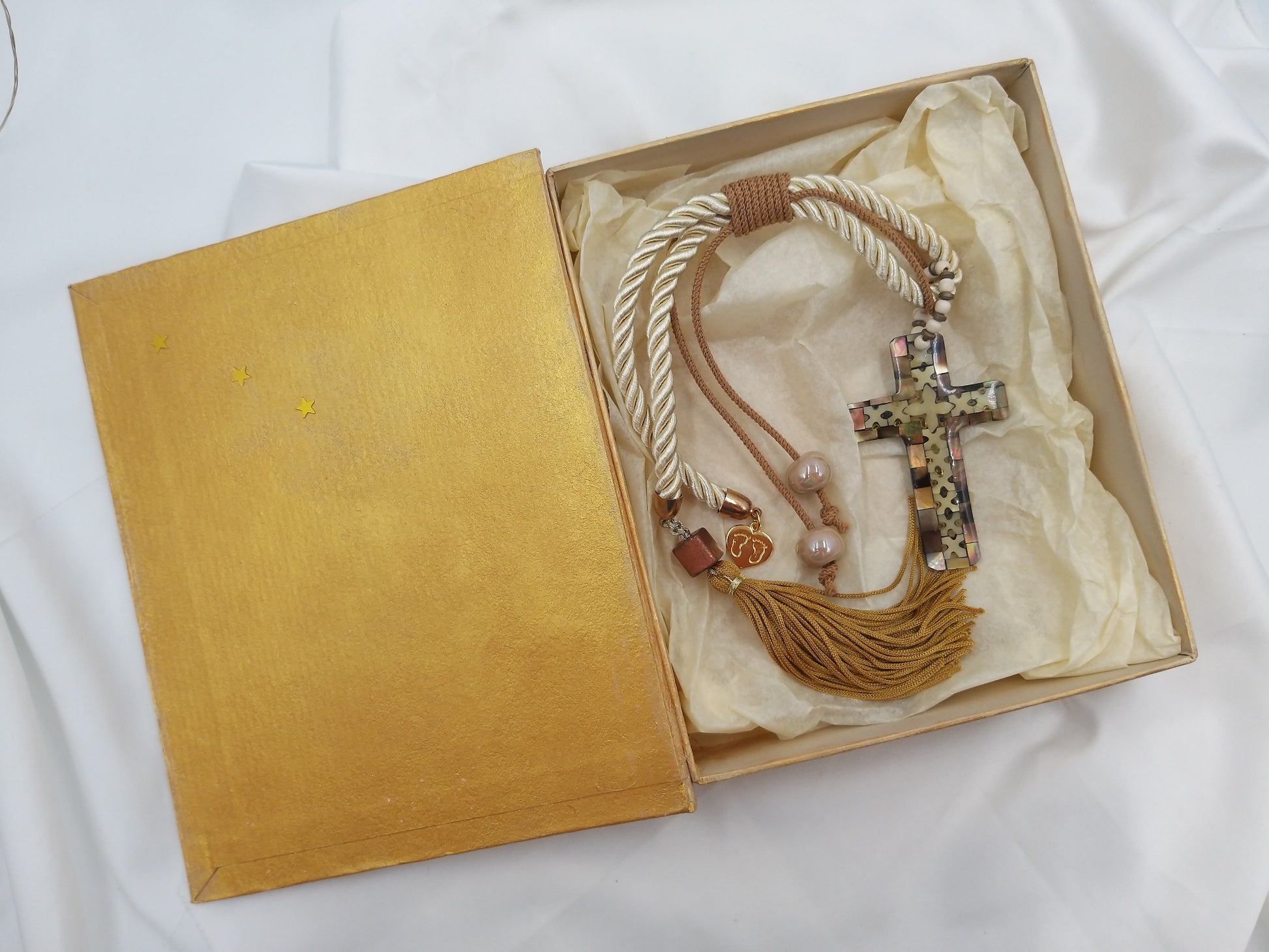 Γούρι νεογέννητου με σταυρό από φίλντισι τοποθετημένο μέσα στο χειροποίητο χρυσό κουτί – euhandmade