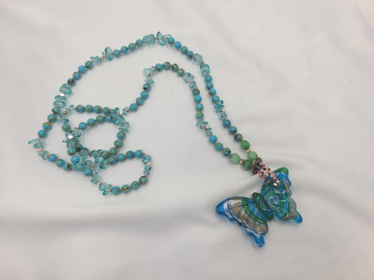 Χειροποίητο κολιέ EuHandmade με πεταλούδα Murano σε μπλε-πράσινες αποχρώσεις, πέτρες Jade και κρύσταλλα.