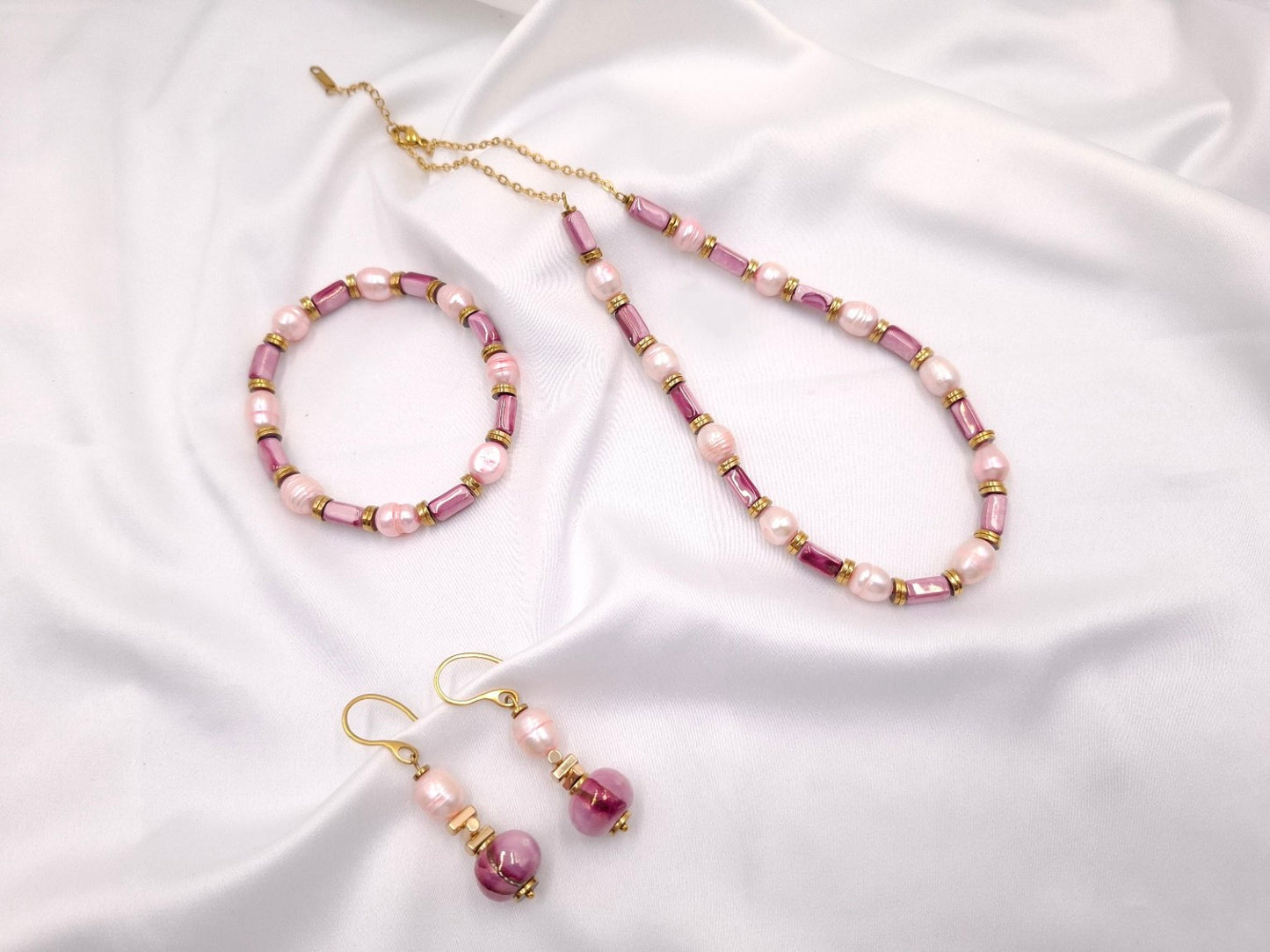 Pink Whisper χειροποίητο σετ κοσμημάτων με κολιέ, βραχιόλι και σκουλαρίκια, μαργαριτάρια και ροζ κεραμικές χάντρες