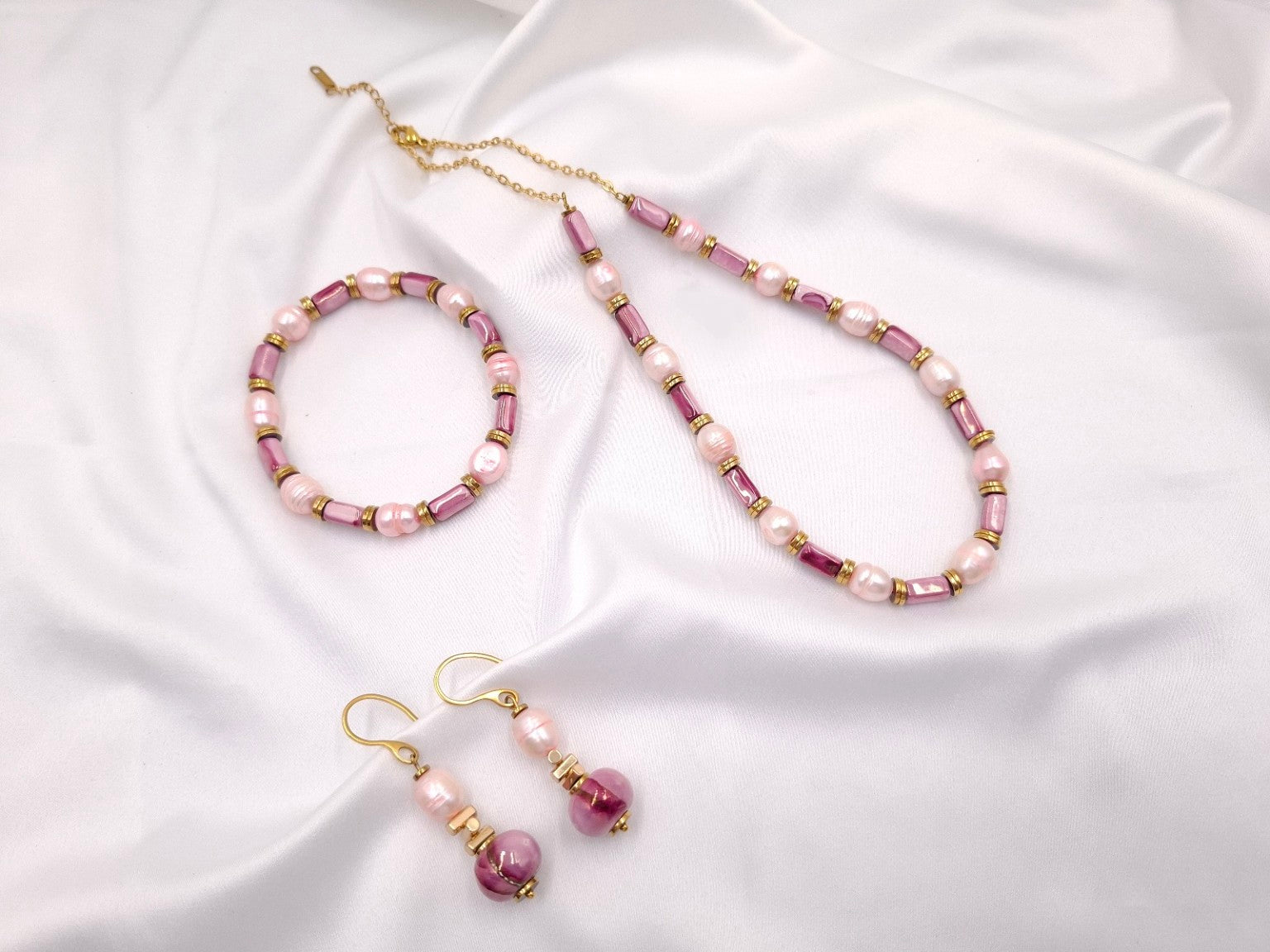Pink Whisper χειροποίητο σετ κοσμημάτων με κολιέ, βραχιόλι και σκουλαρίκια, μαργαριτάρια και ροζ κεραμικές χάντρες