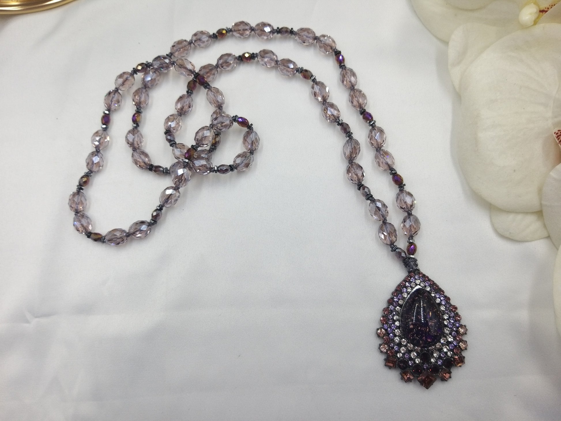 Χειροποίητο ροζάριο euhandmade με δαμασκηνί πέτρες και χρυσές λεπτομέρειες σε boho chic ύφος