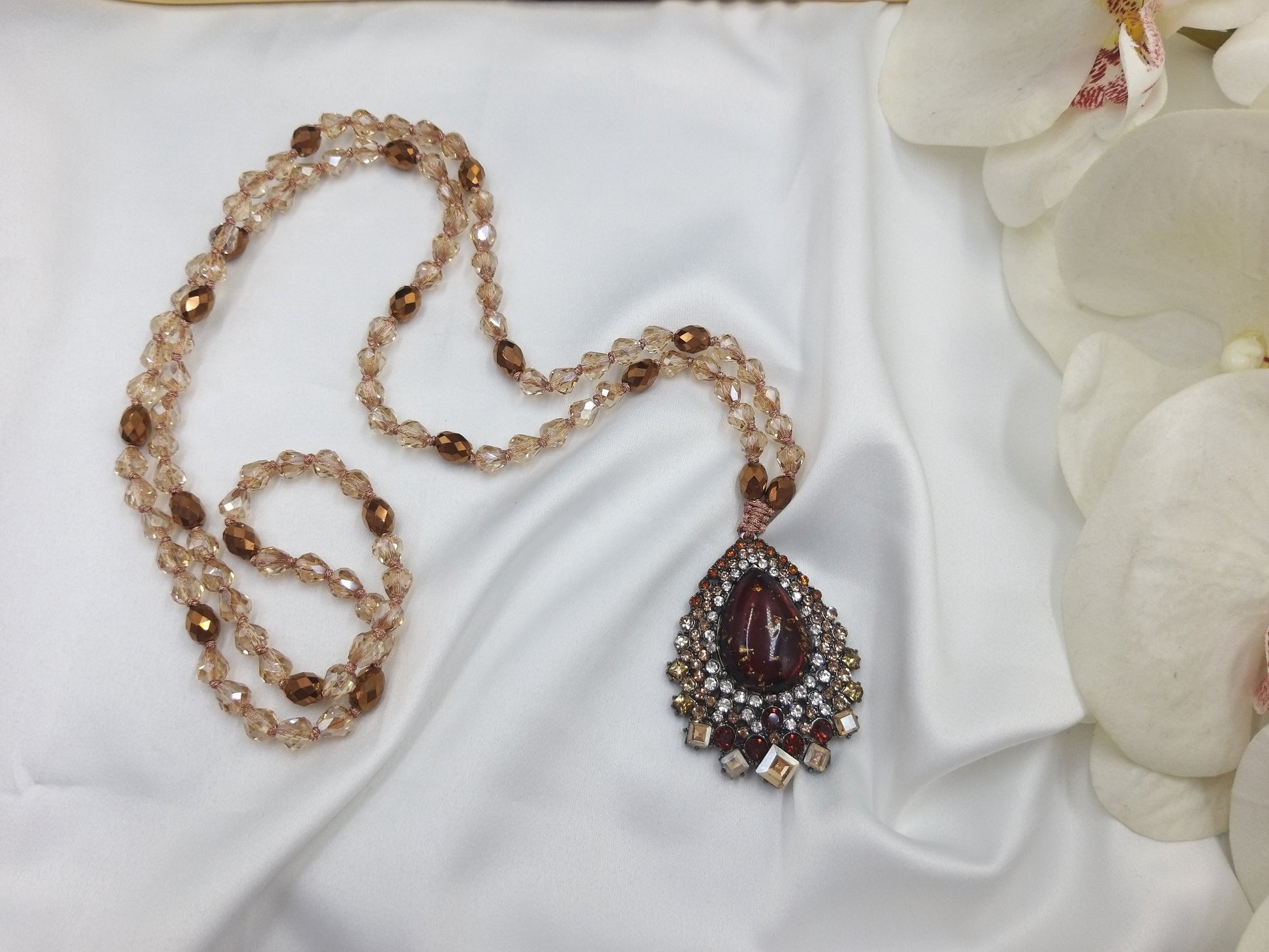 Χειροποίητο ροζάριο euhandmade με μελί πέτρες και χρυσές λεπτομέρειες σε boho chic ύφος