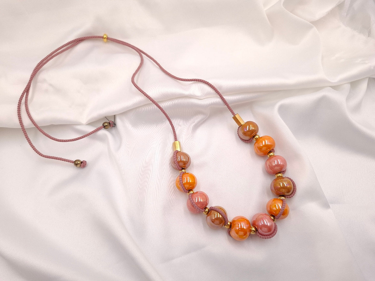 Χειροποίητο κολιέ Summer Mosaic Coral Blush με κεραμικές χάντρες σε καφέ, κοραλί και πορτοκαλί αποχρώσεις και ρυθμιζόμενο κορδόνι