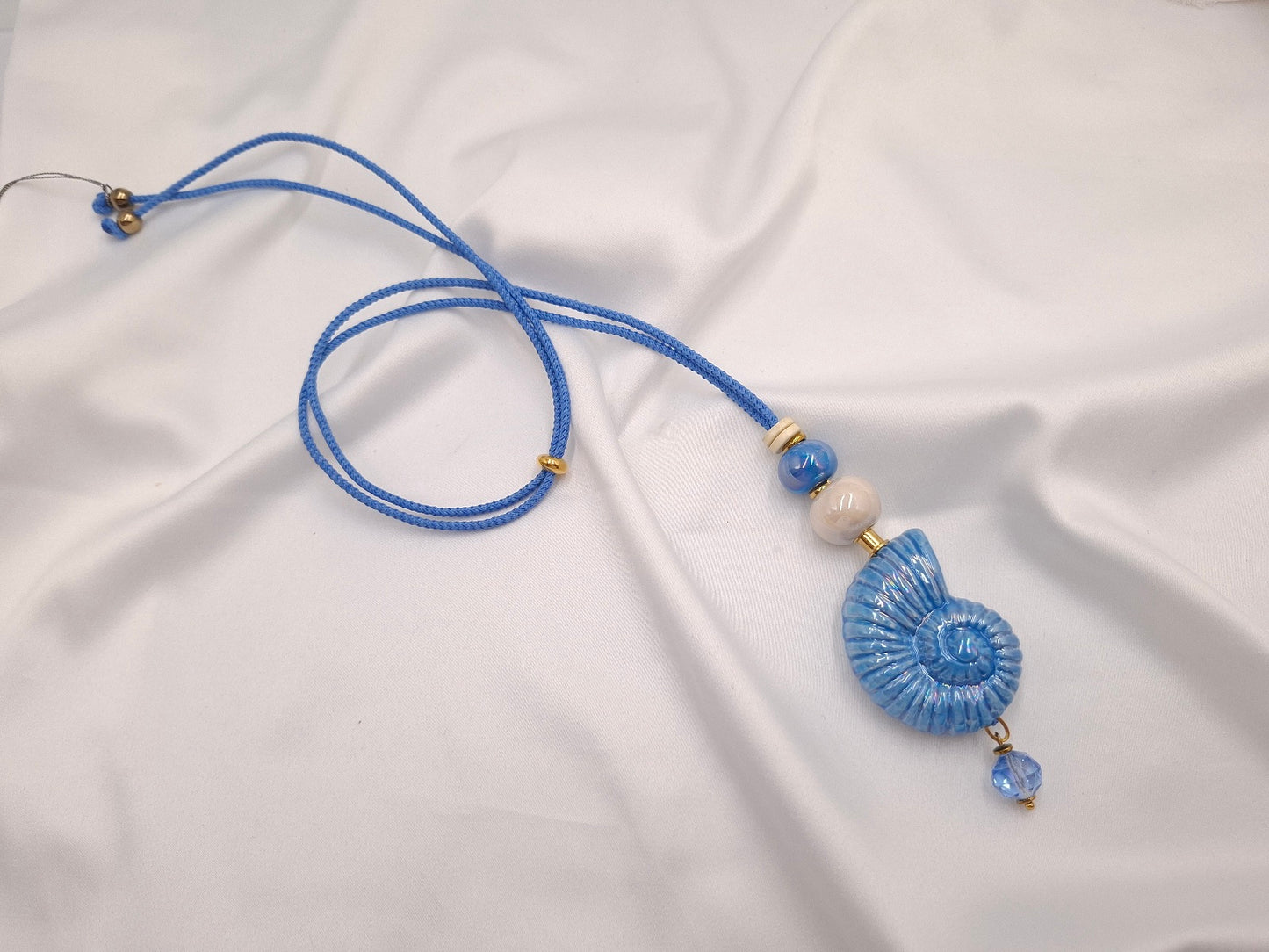 Χειροποίητο κεραμικό κολιέ Thalassa με baby blue κοχύλι και μπεζ κεραμικές χάντρες