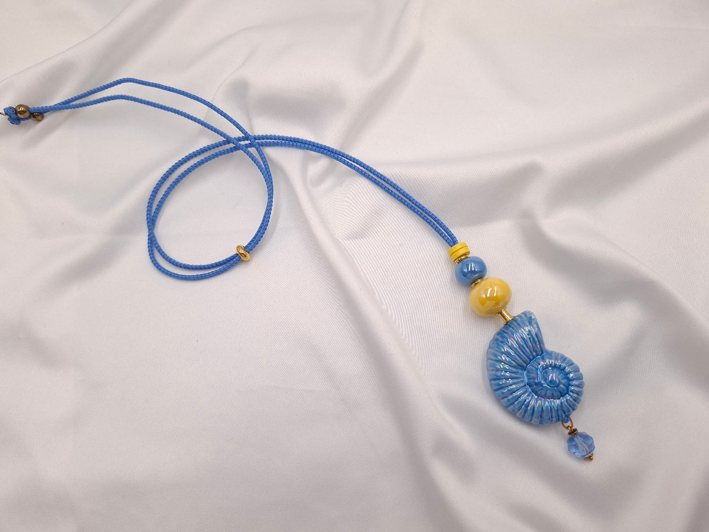 Χειροποίητο κεραμικό κολιέ Thalassa με baby blue κοχύλι και κίτρινες κεραμικές χάντρες