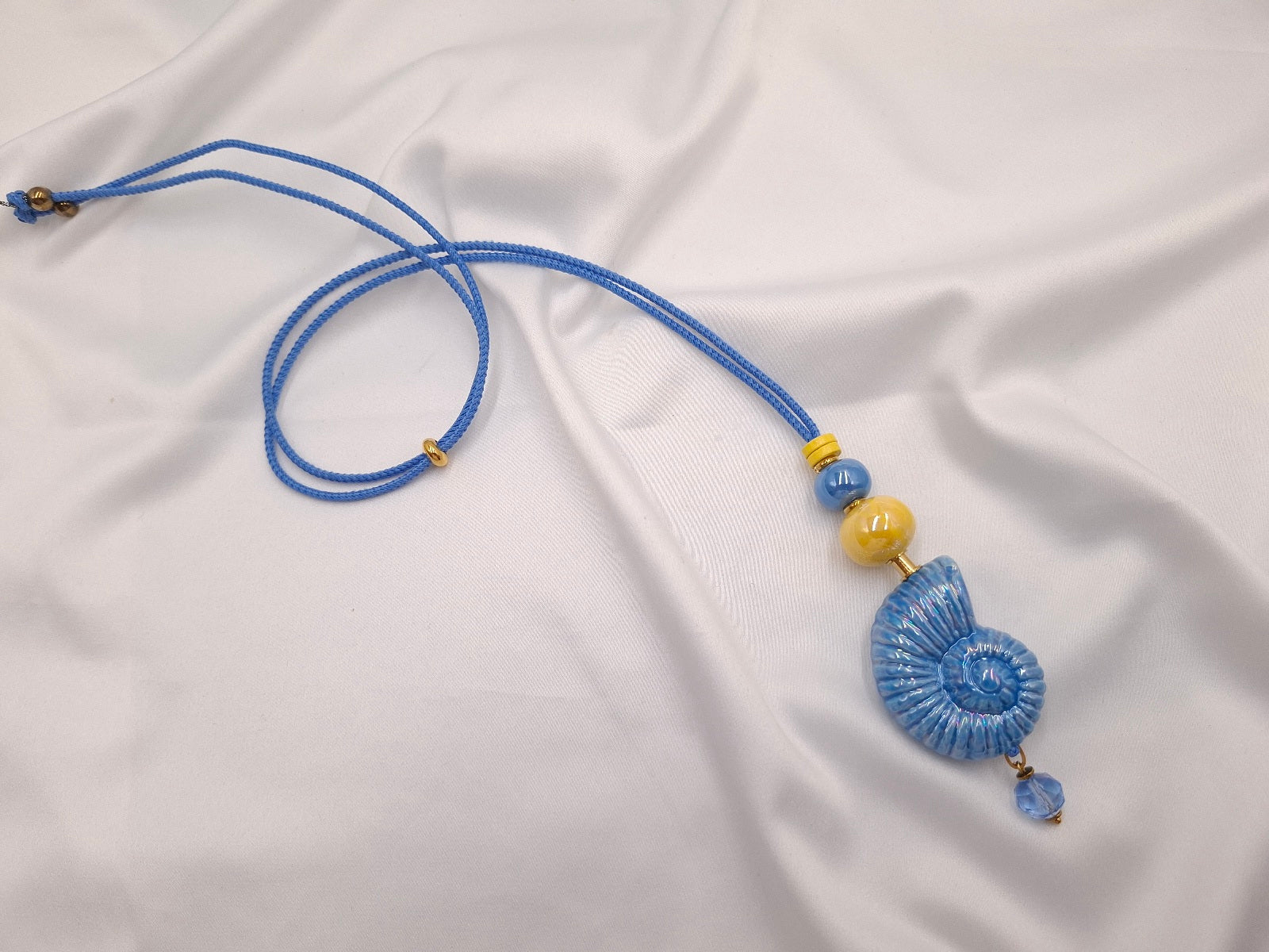 Χειροποίητο κεραμικό κολιέ Thalassa με baby blue κοχύλι και κίτρινες κεραμικές χάντρες